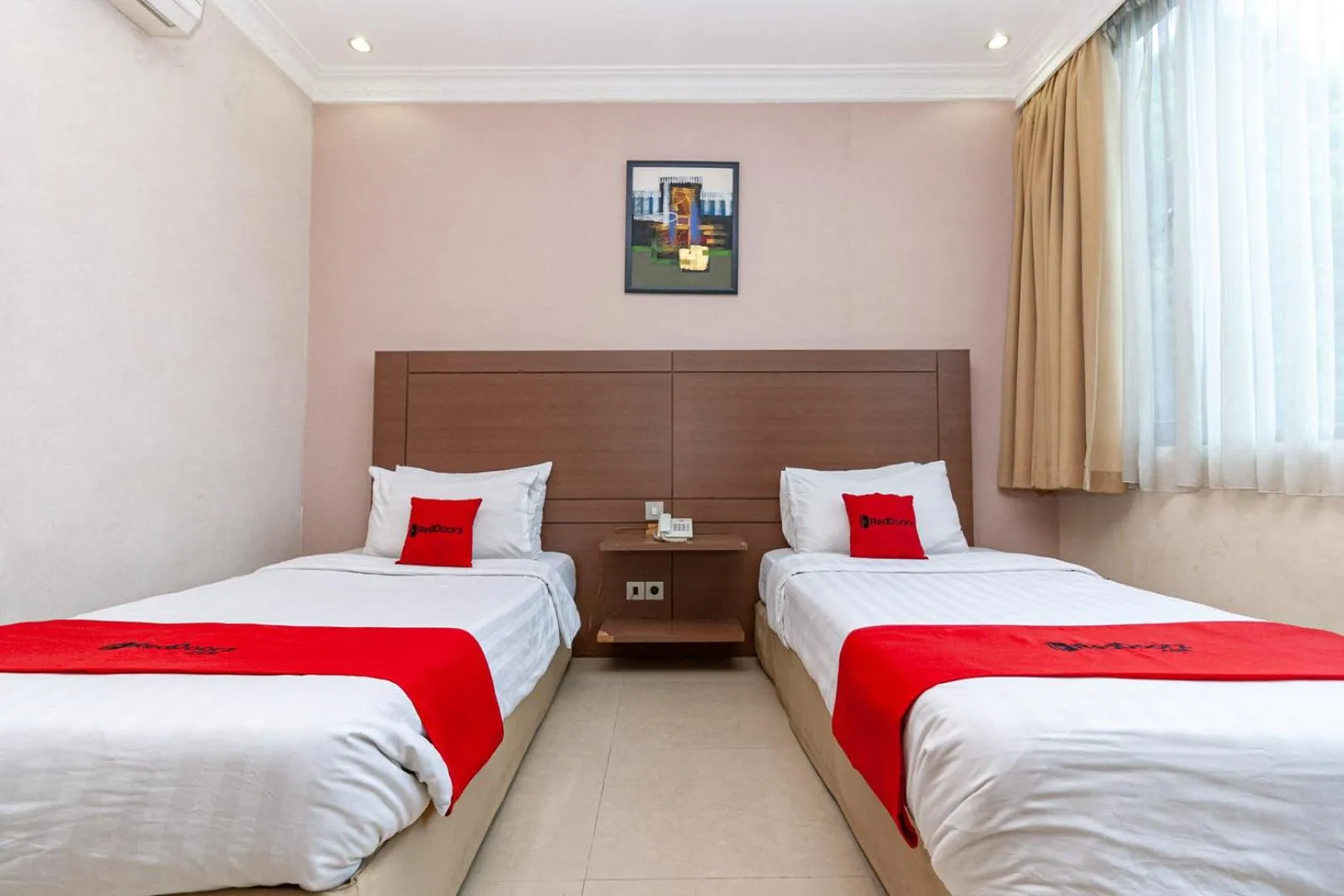 Bedroom, Bed in RedDoorz Premium at Hotel Ratu Residence