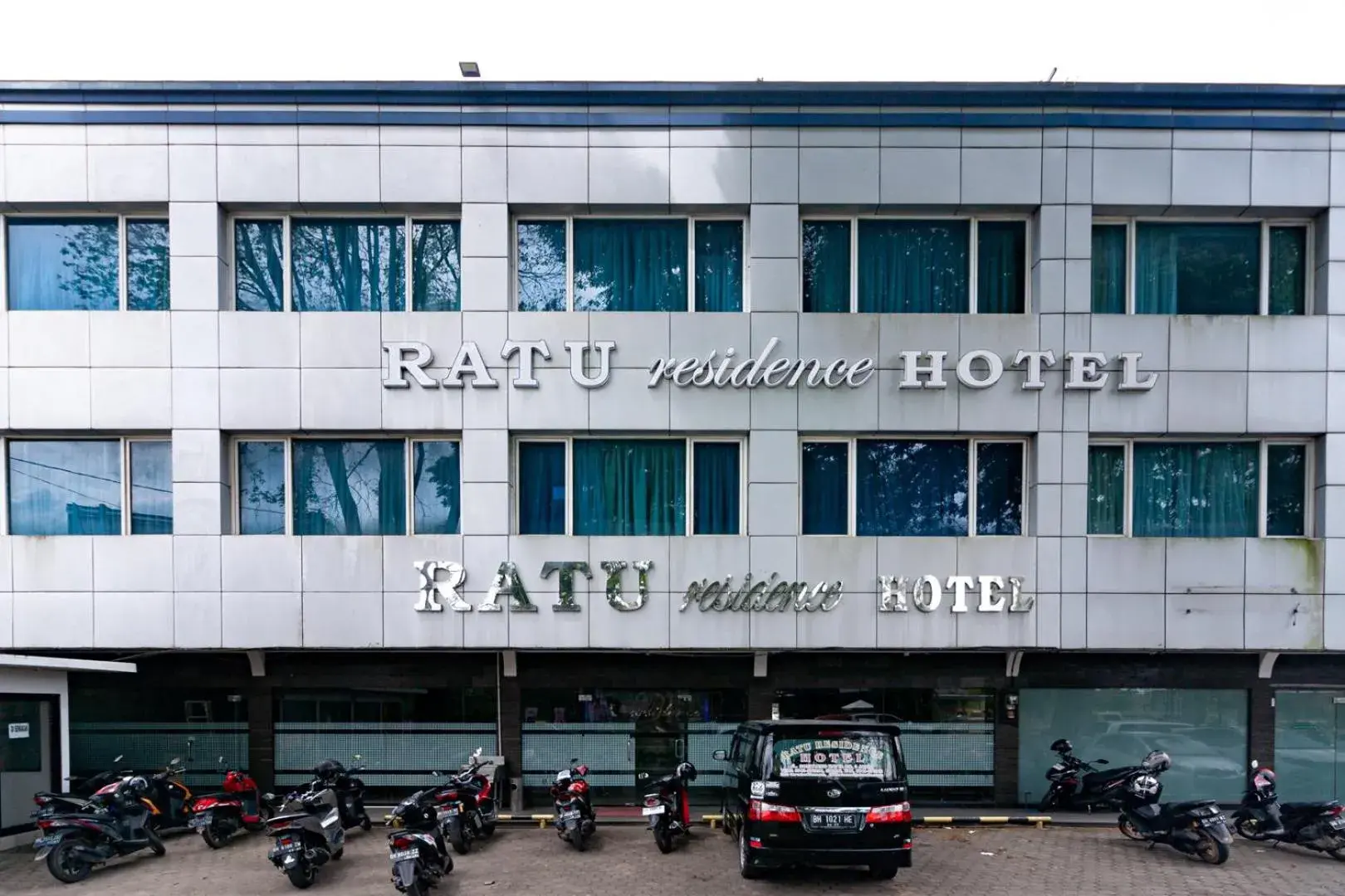 Property building in RedDoorz Premium at Hotel Ratu Residence Property building in RedDoorz Premium at Hotel Ratu Residence