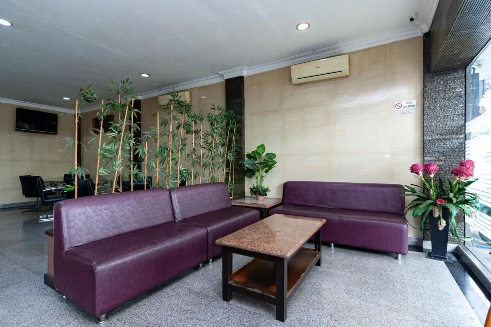 Lobby or reception in RedDoorz Premium at Hotel Ratu Residence Lobby or reception in RedDoorz Premium at Hotel Ratu Residence