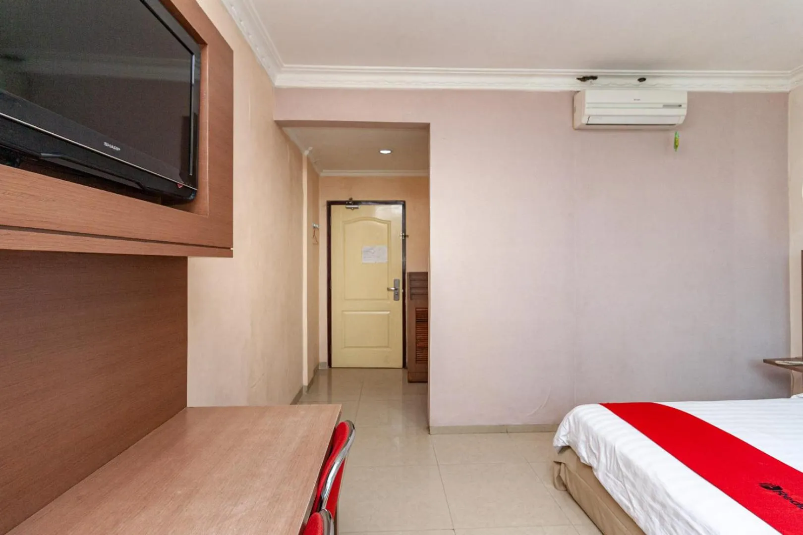 Bedroom, Bed in RedDoorz Premium at Hotel Ratu Residence