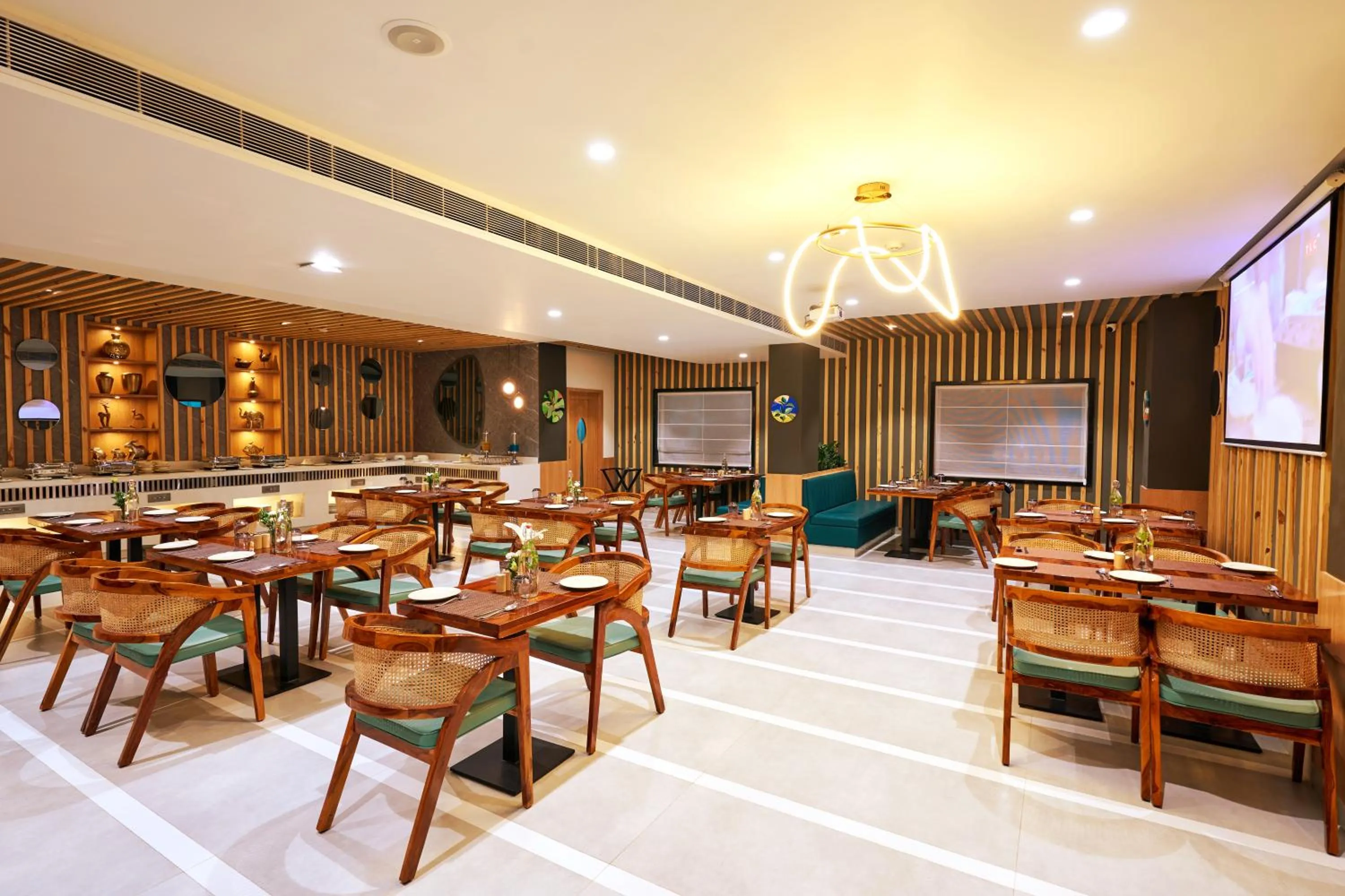 Restaurant/places to eat in Visthara Hotel