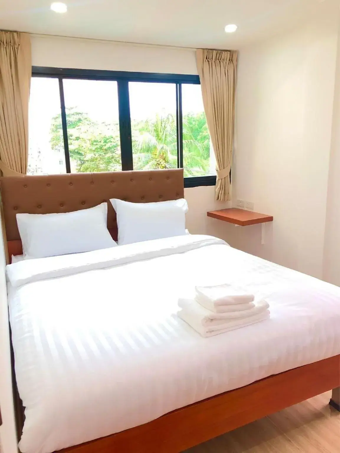 Deluxe Double Room in The Lodge Pattaya Deluxe Double Room in The Lodge Pattaya