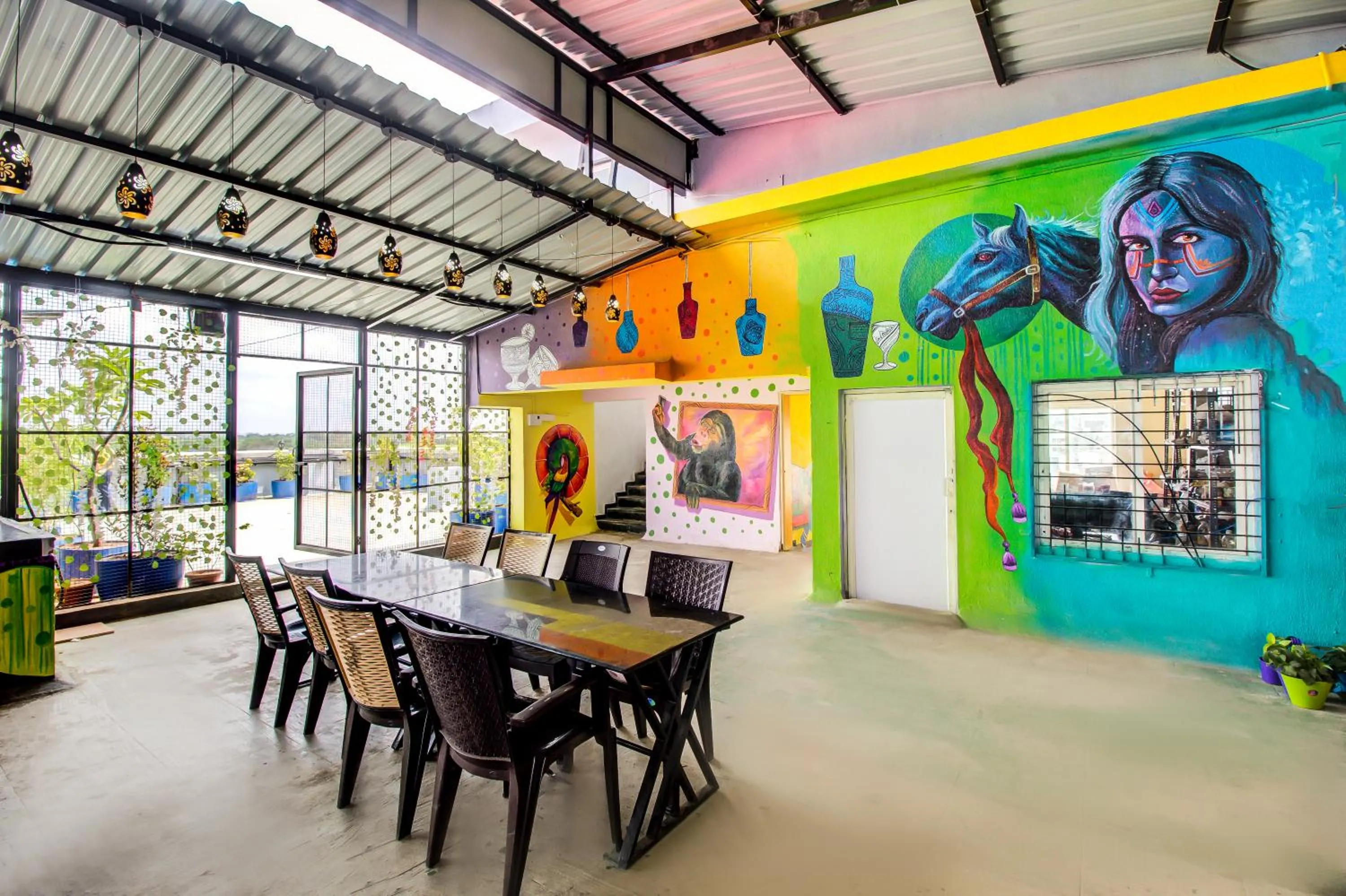 Restaurant/places to eat in Housemate Hotel