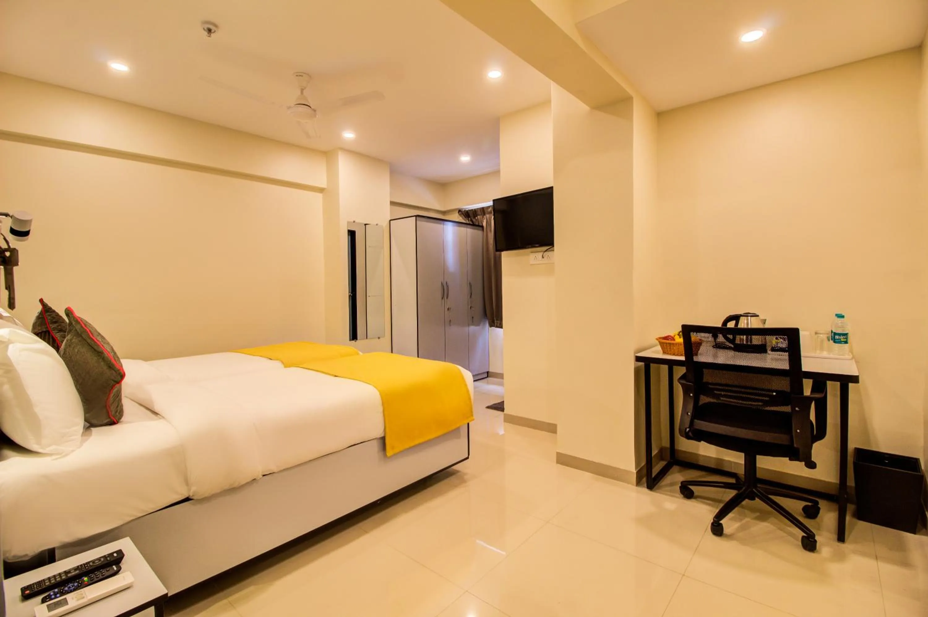 Bed in Housemate Hotel