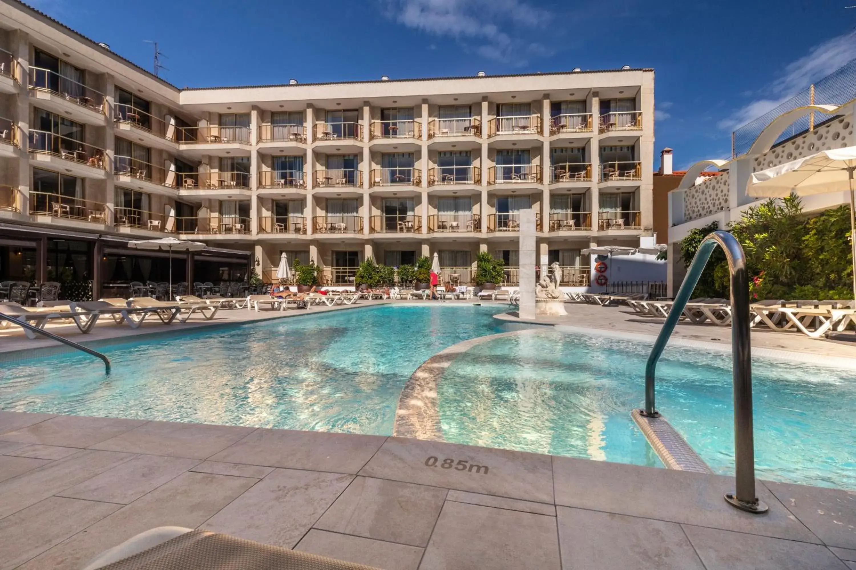 Swimming pool in Aparthotel Miami Park Swimming pool in Aparthotel Miami Park