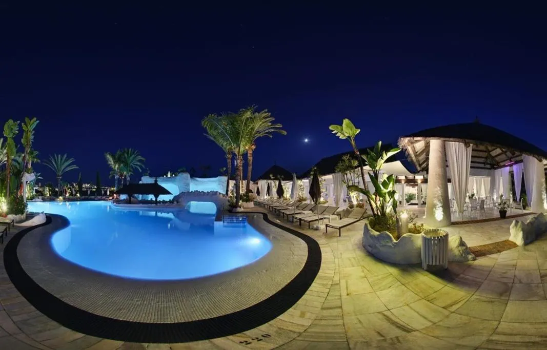 Night in Hotel Suites Albayzin Del Mar