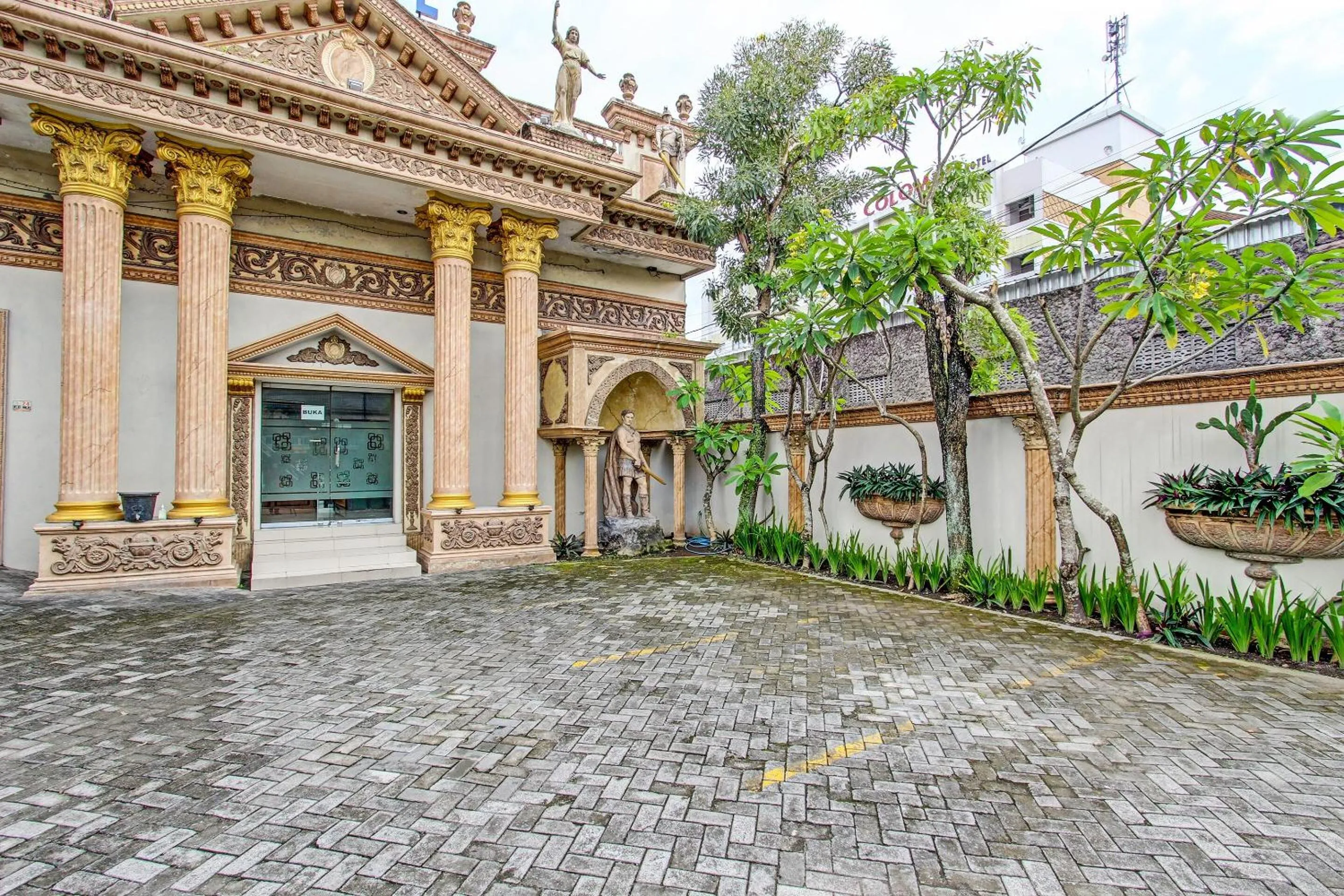 Lobby or reception in OYO 91785 Hotel Srikandi Kalasan