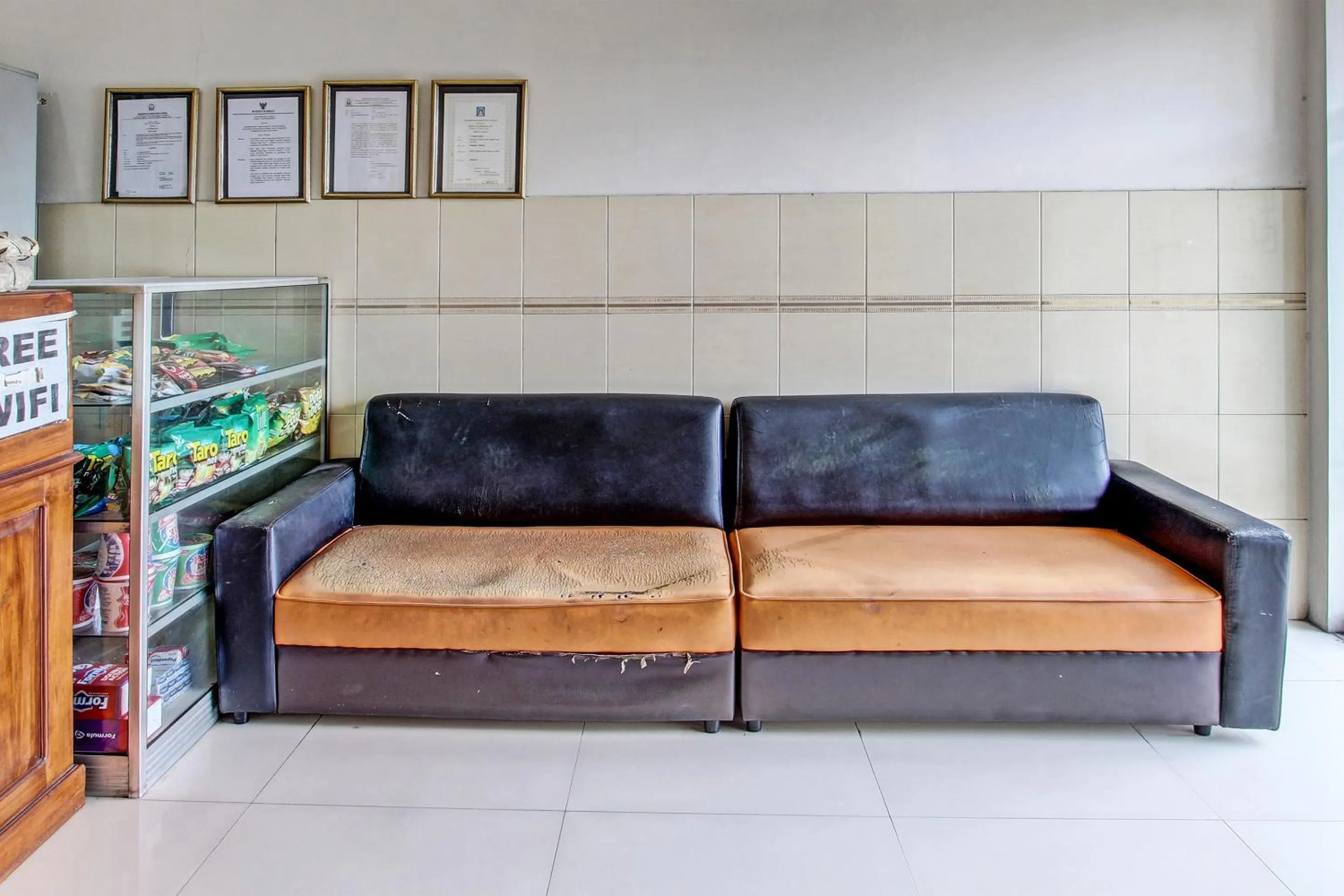 Lobby or reception in OYO 91785 Hotel Srikandi Kalasan