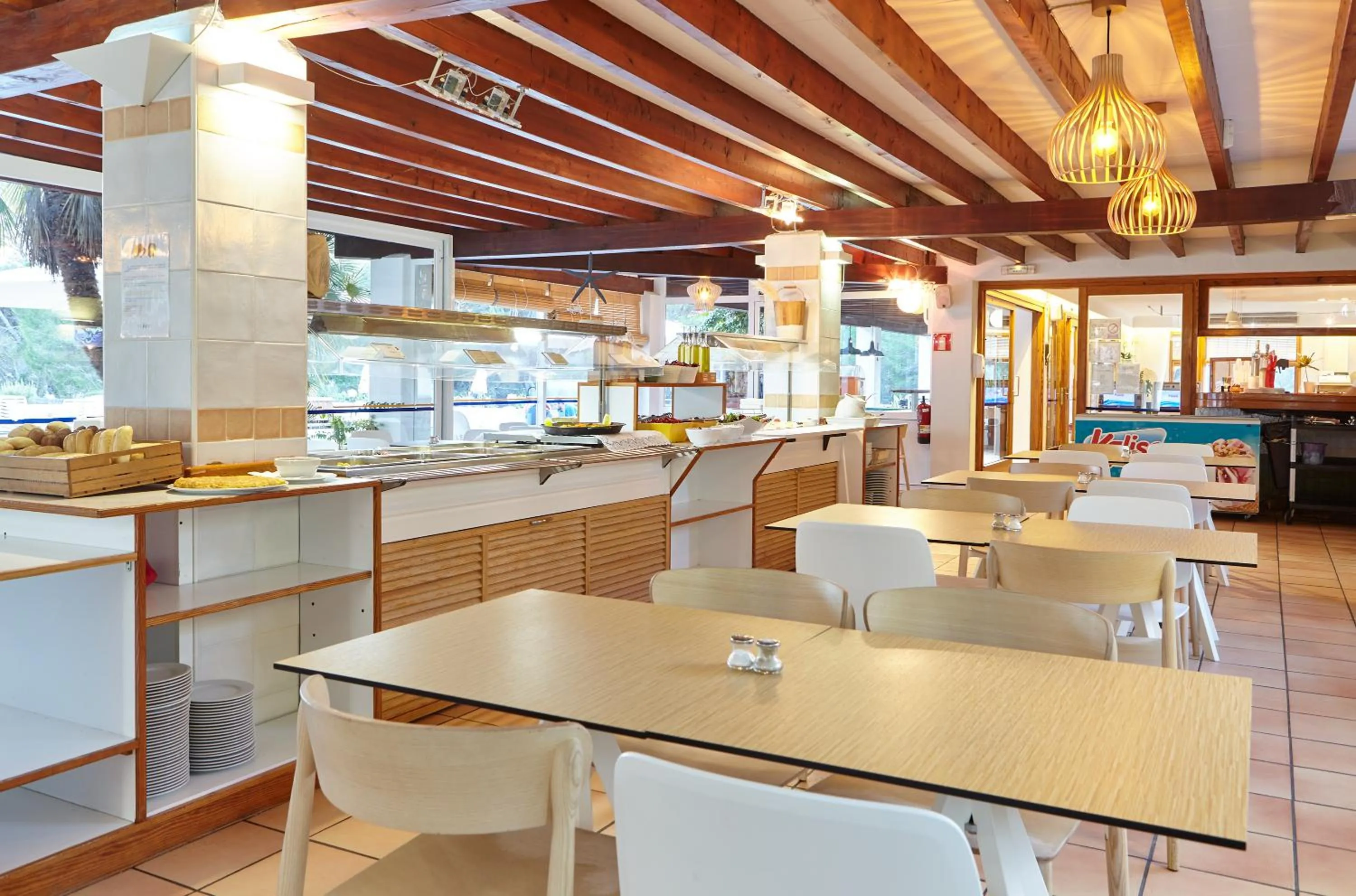 Restaurant/places to eat in Apartamentos San Miguel Park & Esmeralda Mar