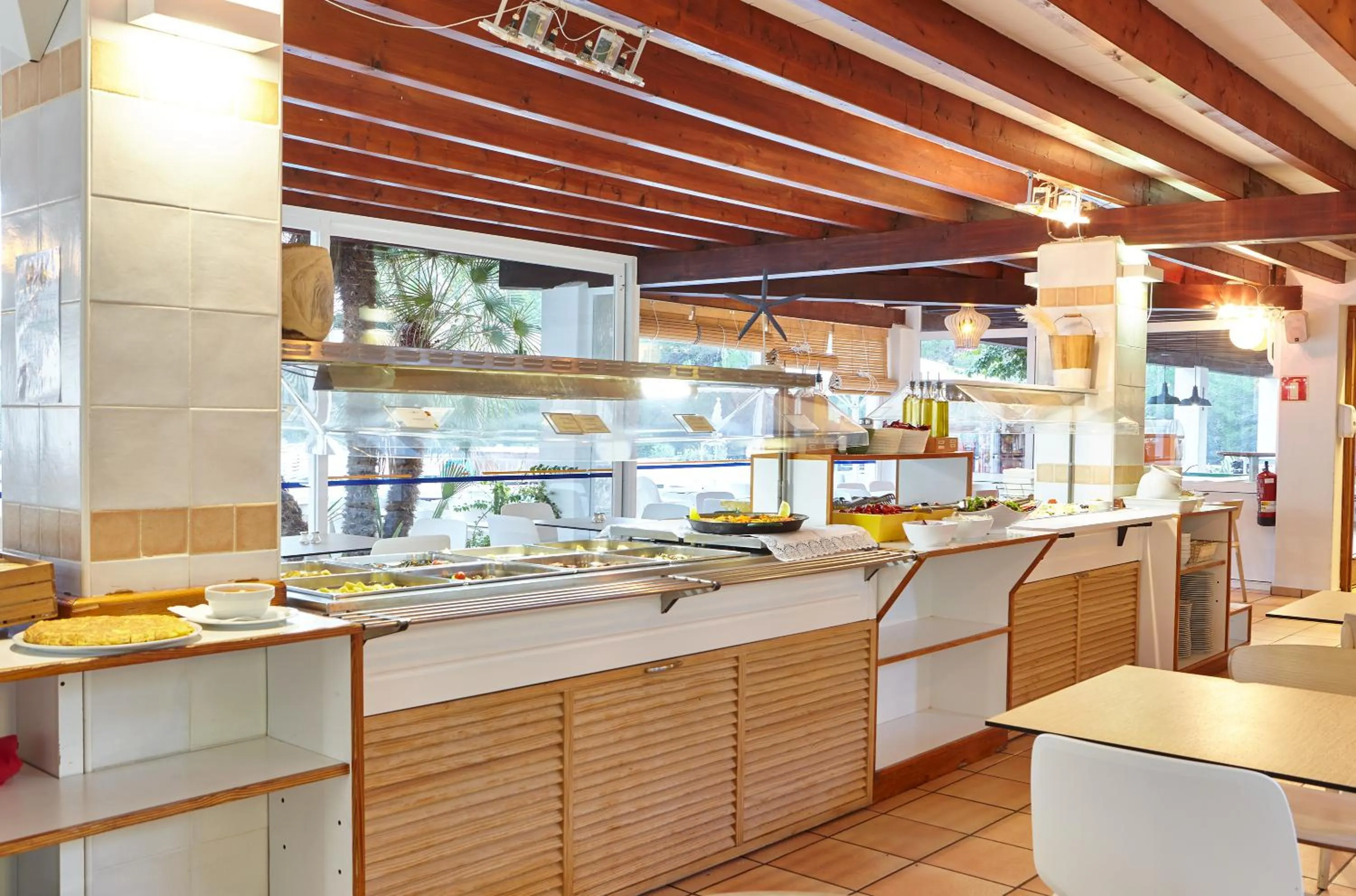 Restaurant/places to eat in Apartamentos San Miguel Park & Esmeralda Mar