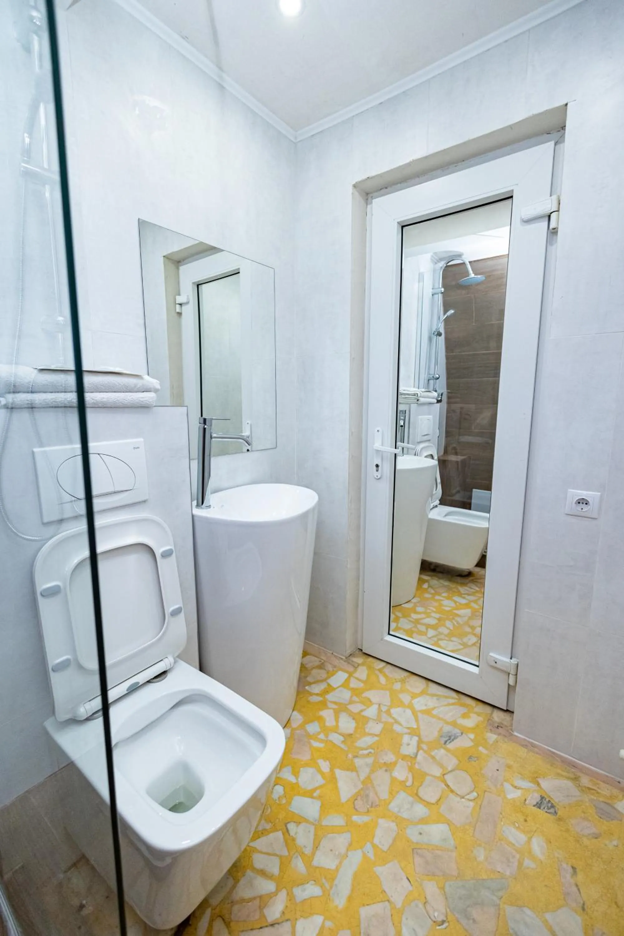 Shower in Pensiunea Ewo