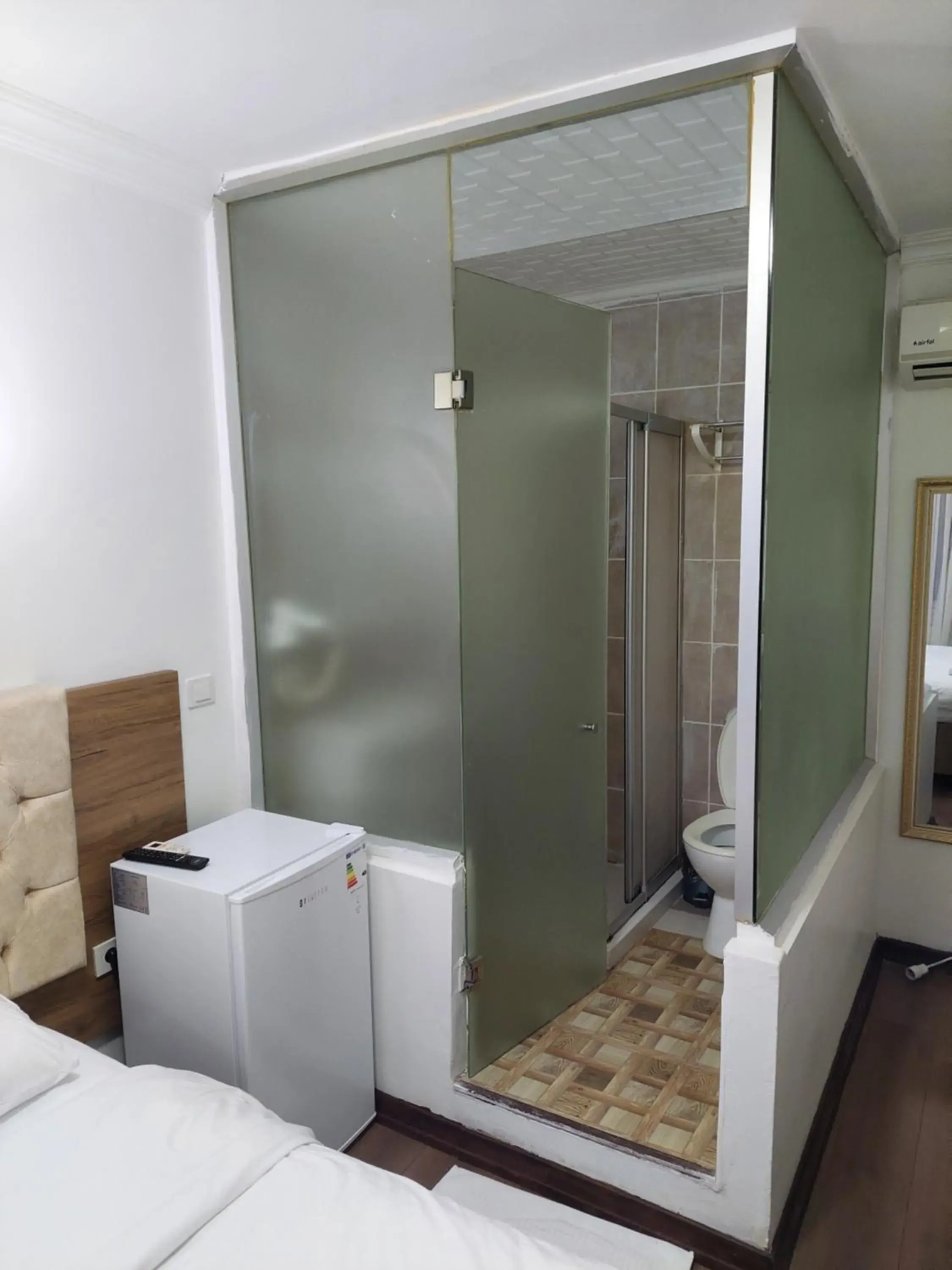 Shower, Bed in TAKSİM SEM HOTEL Shower, Bed in TAKSİM SEM HOTEL