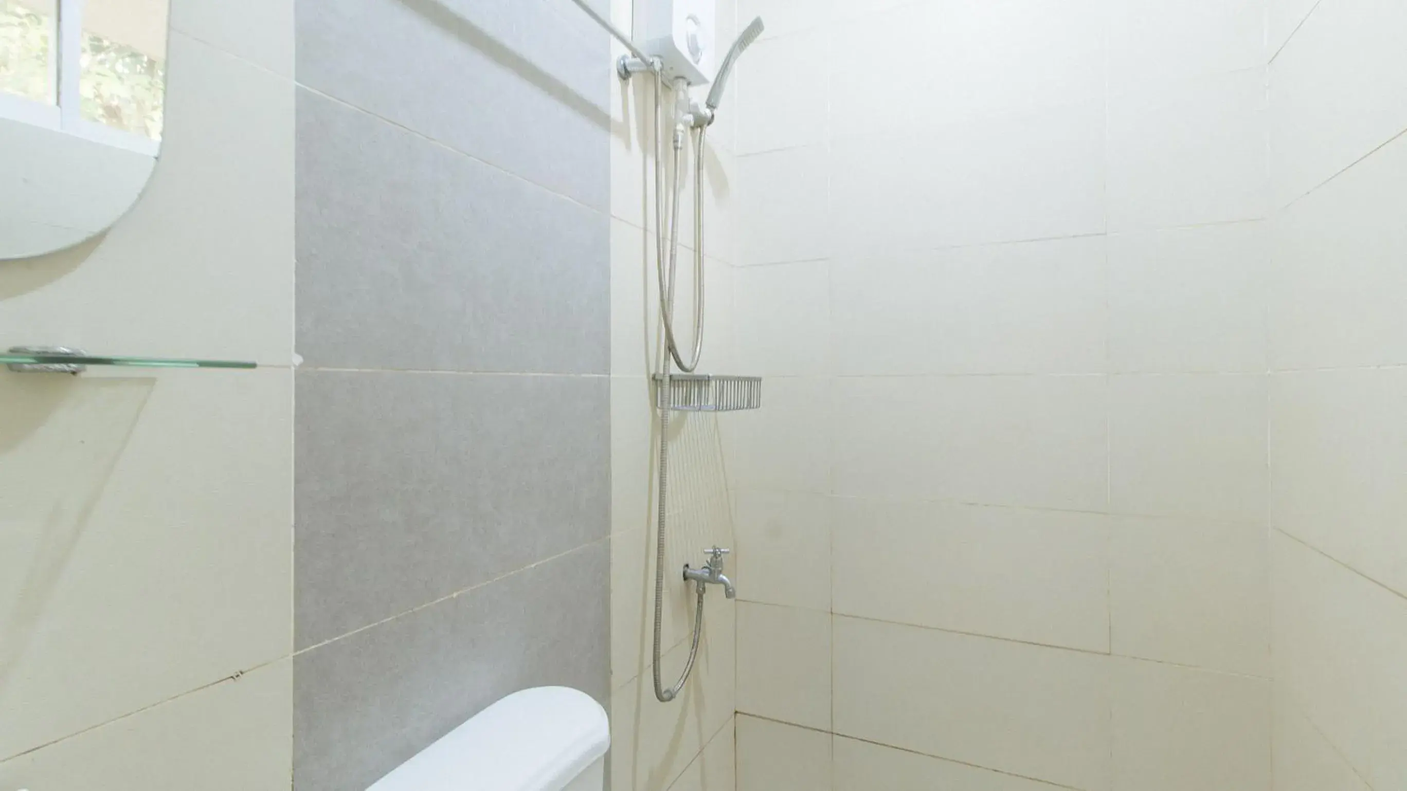 Family Room with Shared Bathroom in RedDoorz @ Marceily Point Resort Guimaras Family Room with Shared Bathroom in RedDoorz @ Marceily Point Resort Guimaras