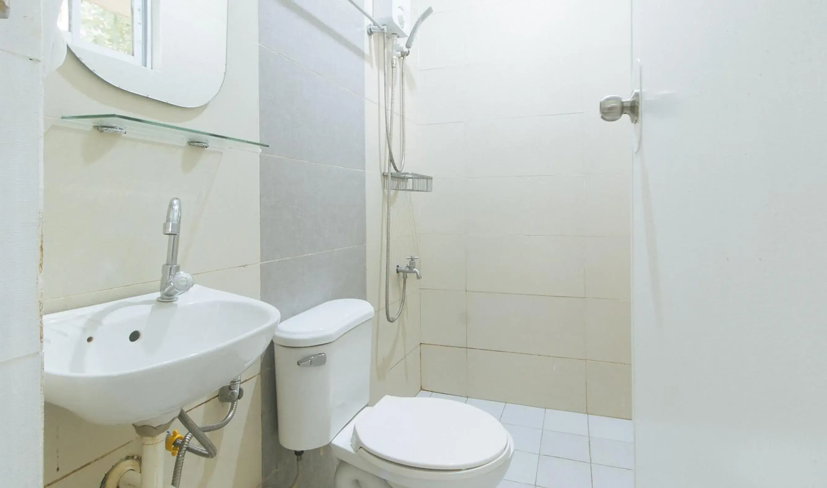 Mixed Dormitory Room in RedDoorz @ Marceily Point Resort Guimaras Mixed Dormitory Room in RedDoorz @ Marceily Point Resort Guimaras