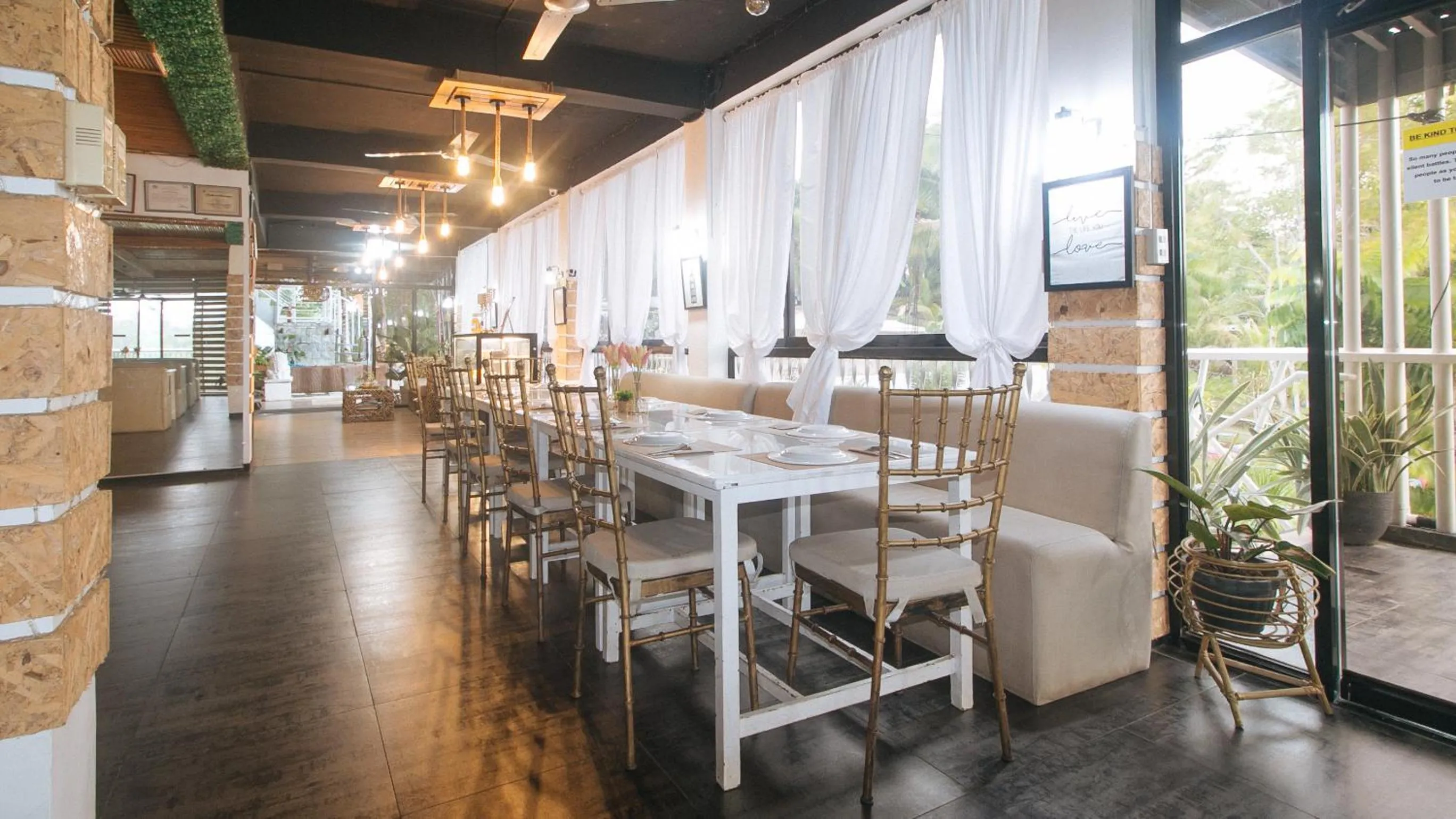 Restaurant/places to eat in RedDoorz @ Marceily Point Resort Guimaras