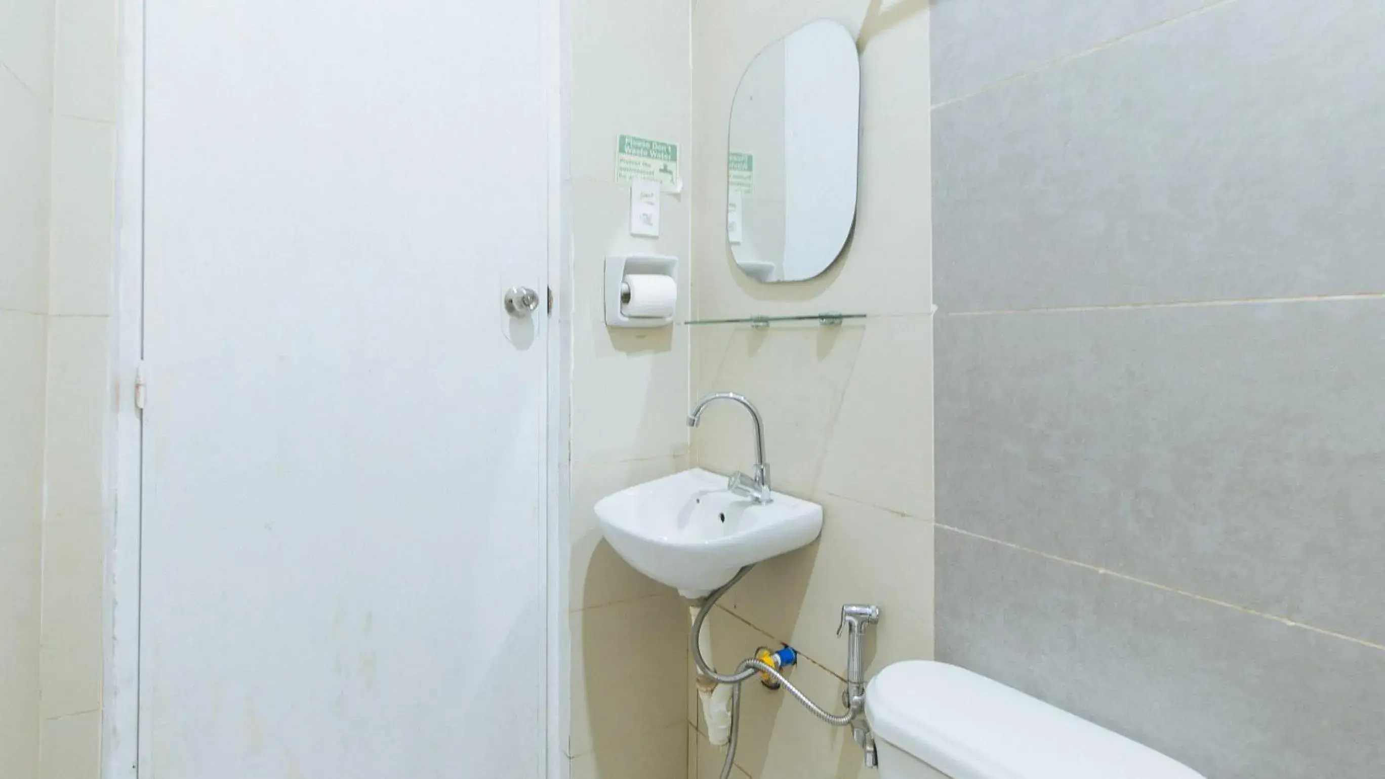 Quadruple Room in RedDoorz @ Marceily Point Resort Guimaras Quadruple Room in RedDoorz @ Marceily Point Resort Guimaras