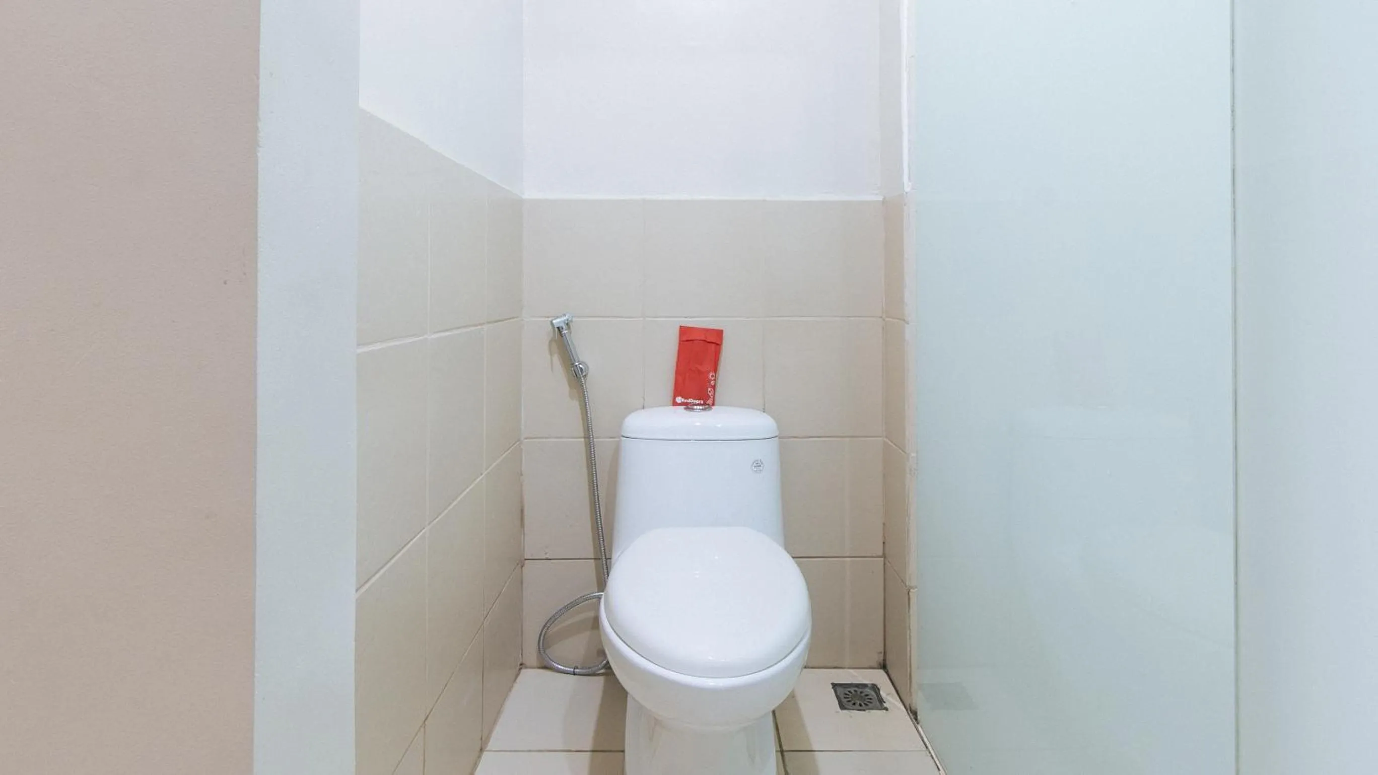 Bathroom in RedDoorz Plus near Nakpil St Taft Avenue