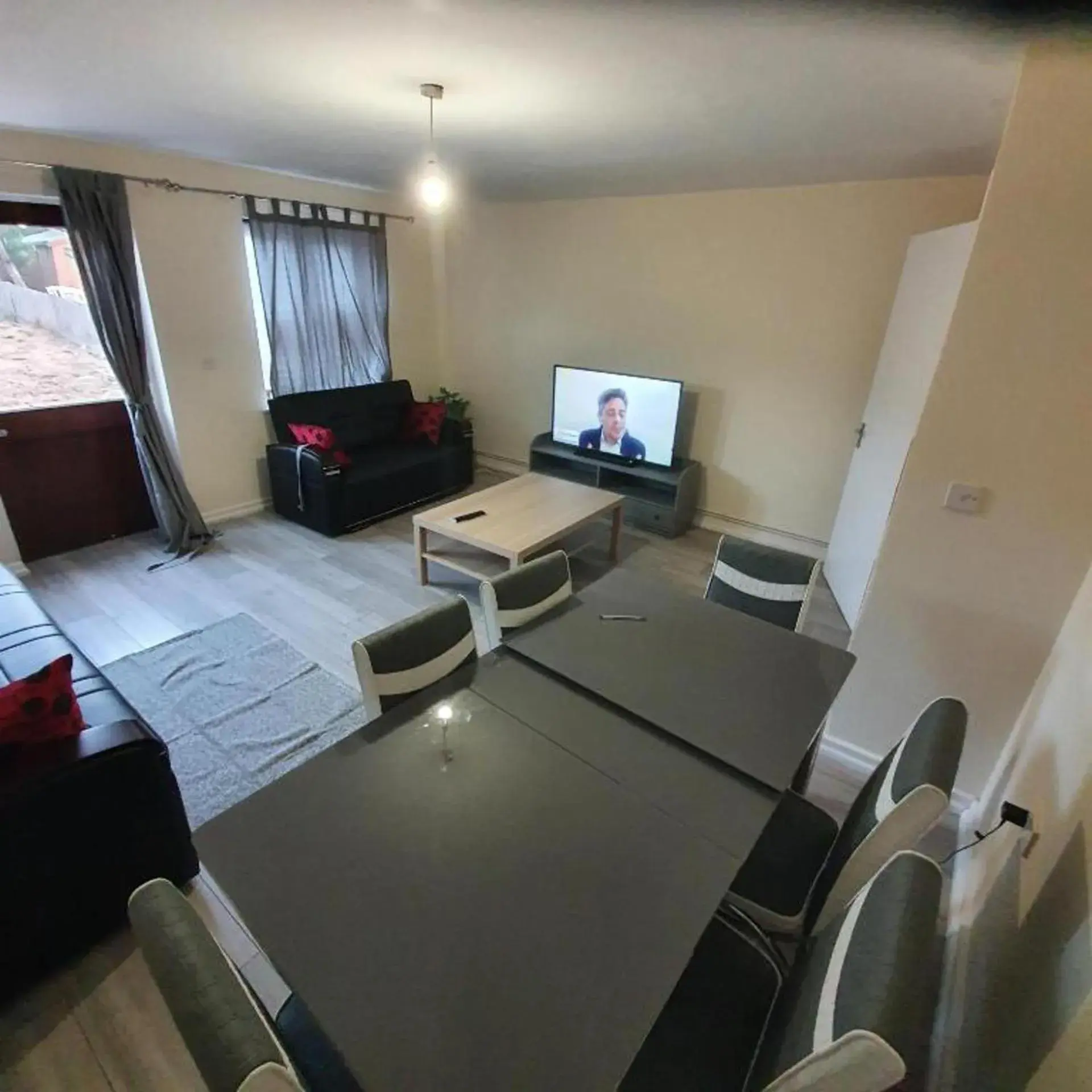 4 Bed House Sleeps 12 - Private Garden - Parking 4 Bed House Sleeps 12 - Private Garden - Parking