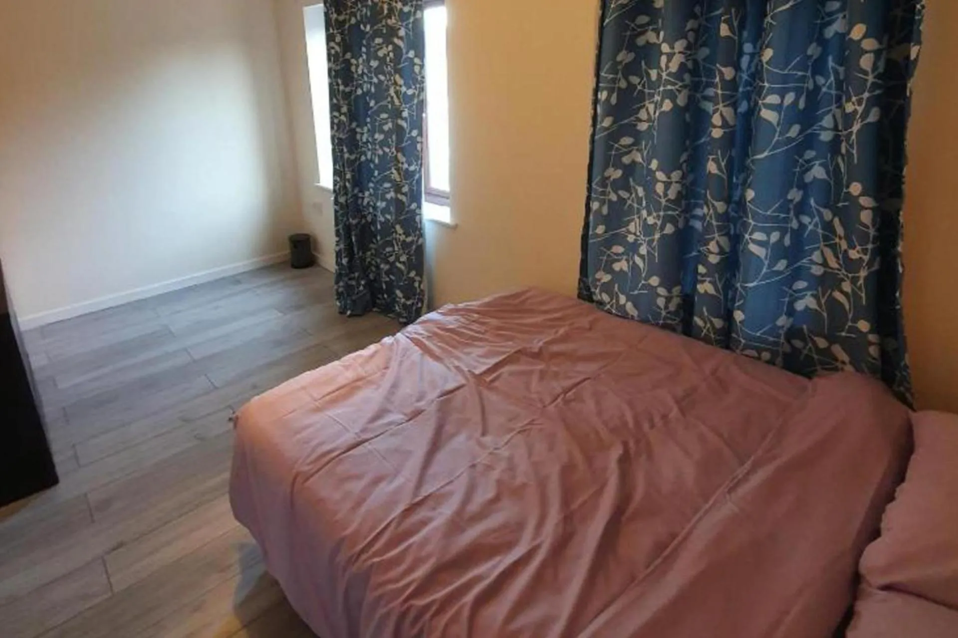 4 Bed House Sleeps 12 - Private Garden - Parking