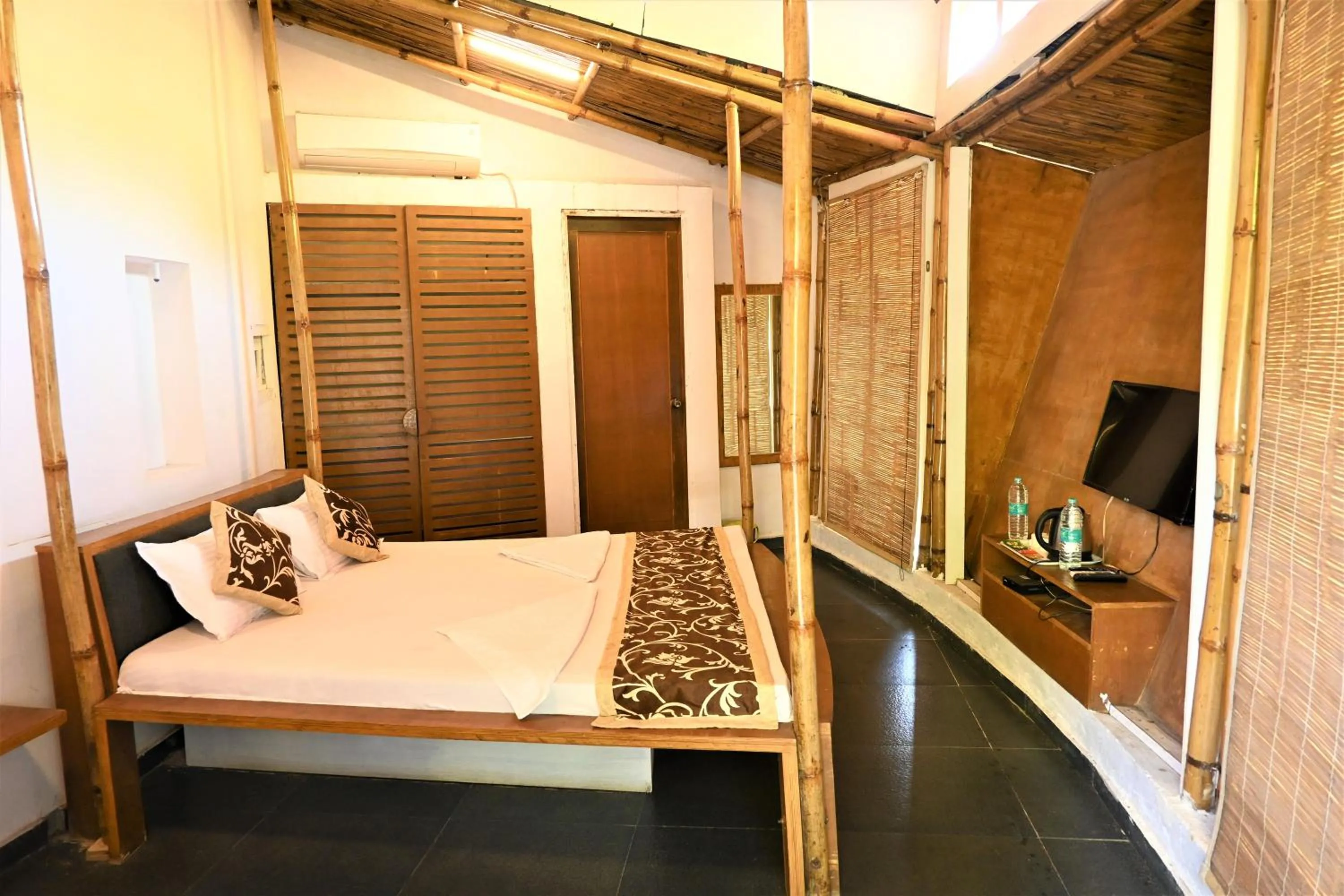 Photo of the whole room, Bed in Amraness Luxury Resort Sasan Gir