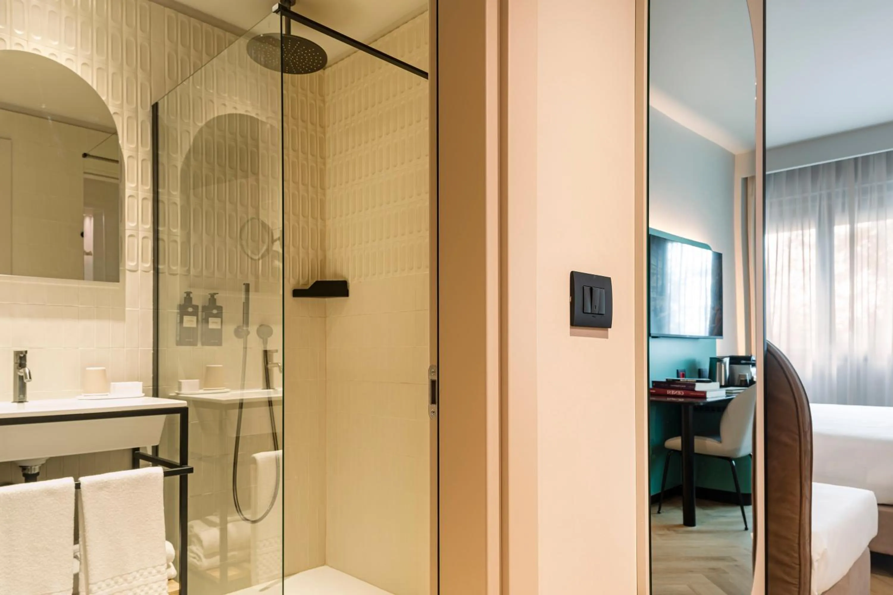 Bathroom, Bed in Living Place Hotel