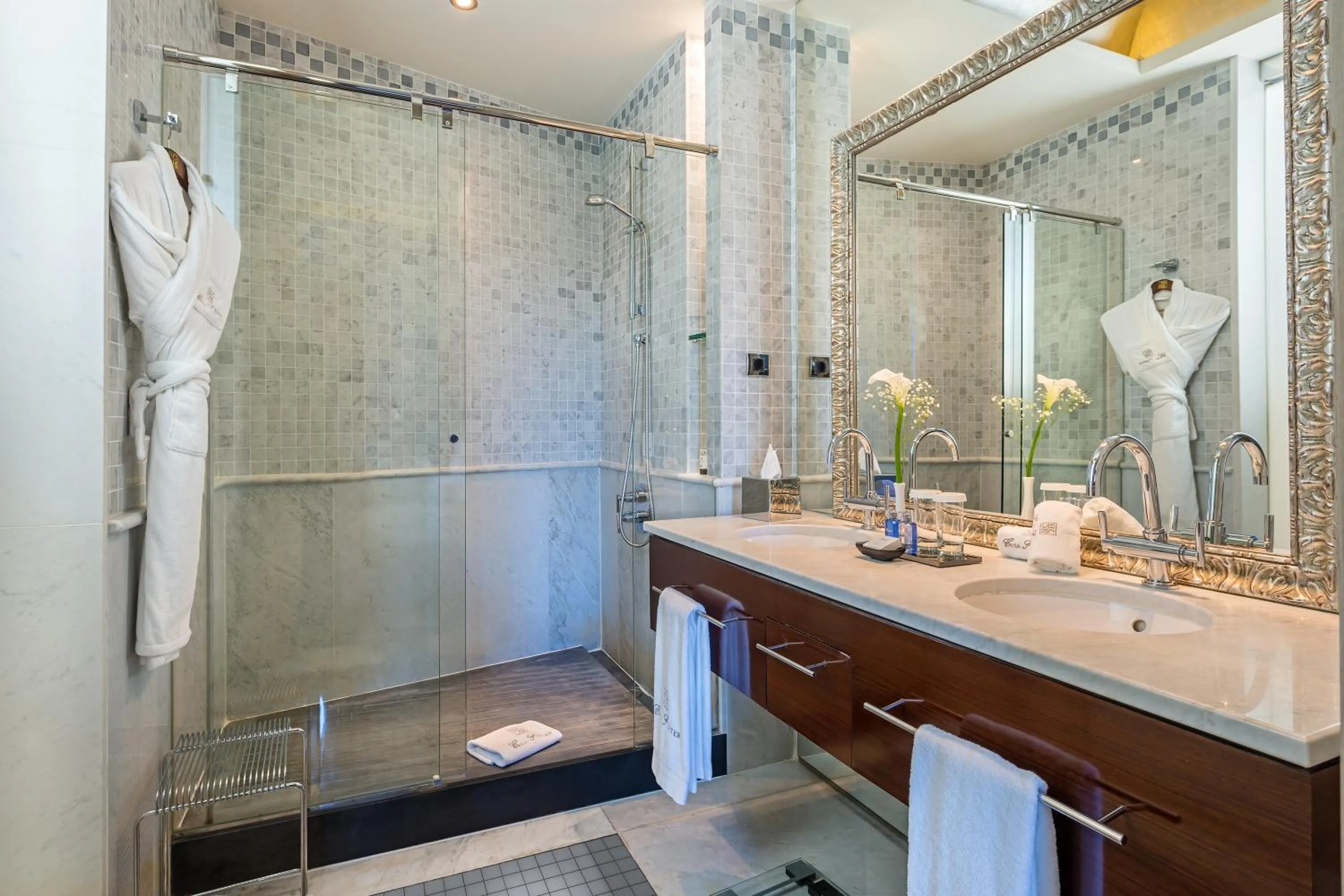 Shower in Hotel Casa Fuster G.L Monumento