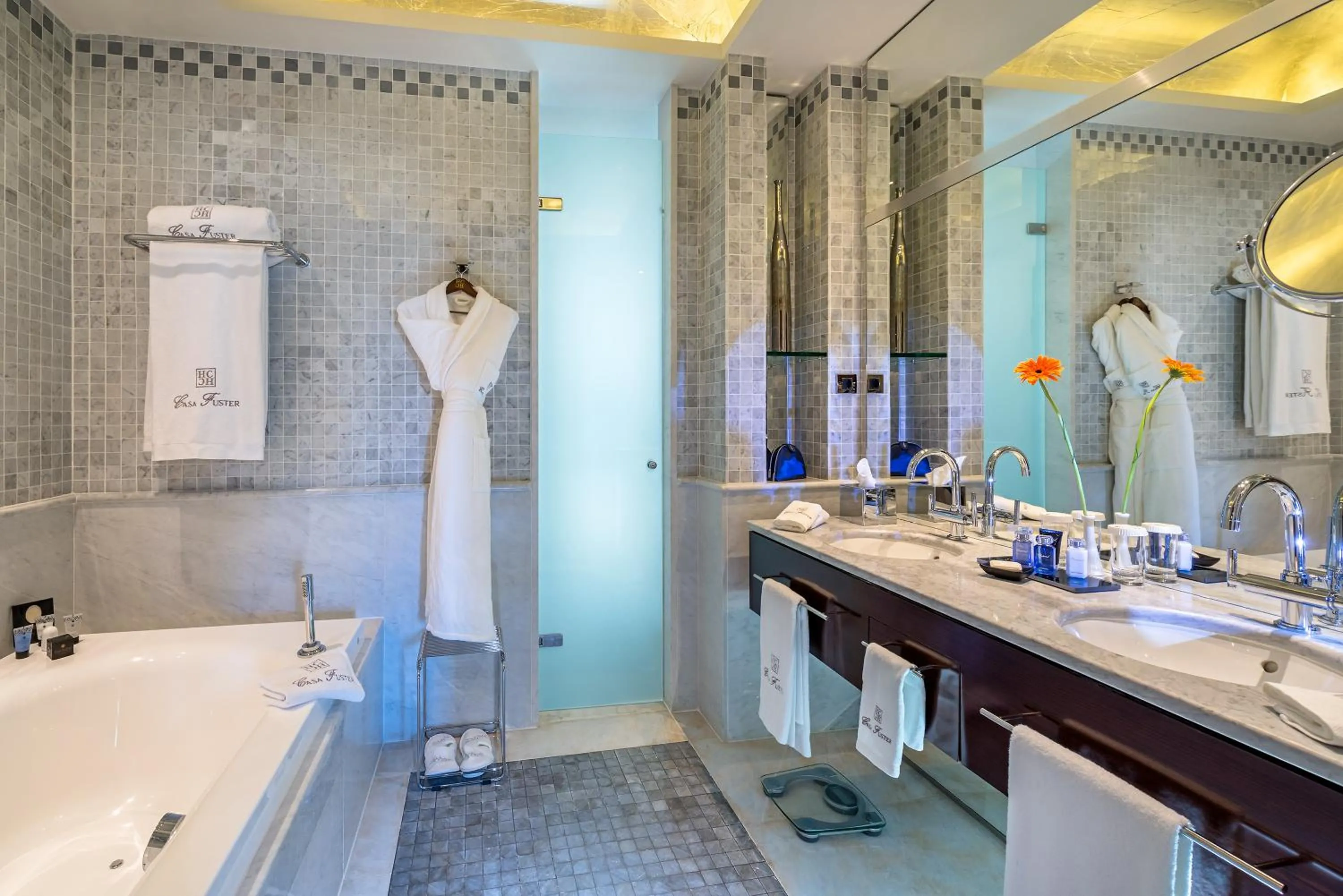 Hot Tub in Hotel Casa Fuster G.L Monumento