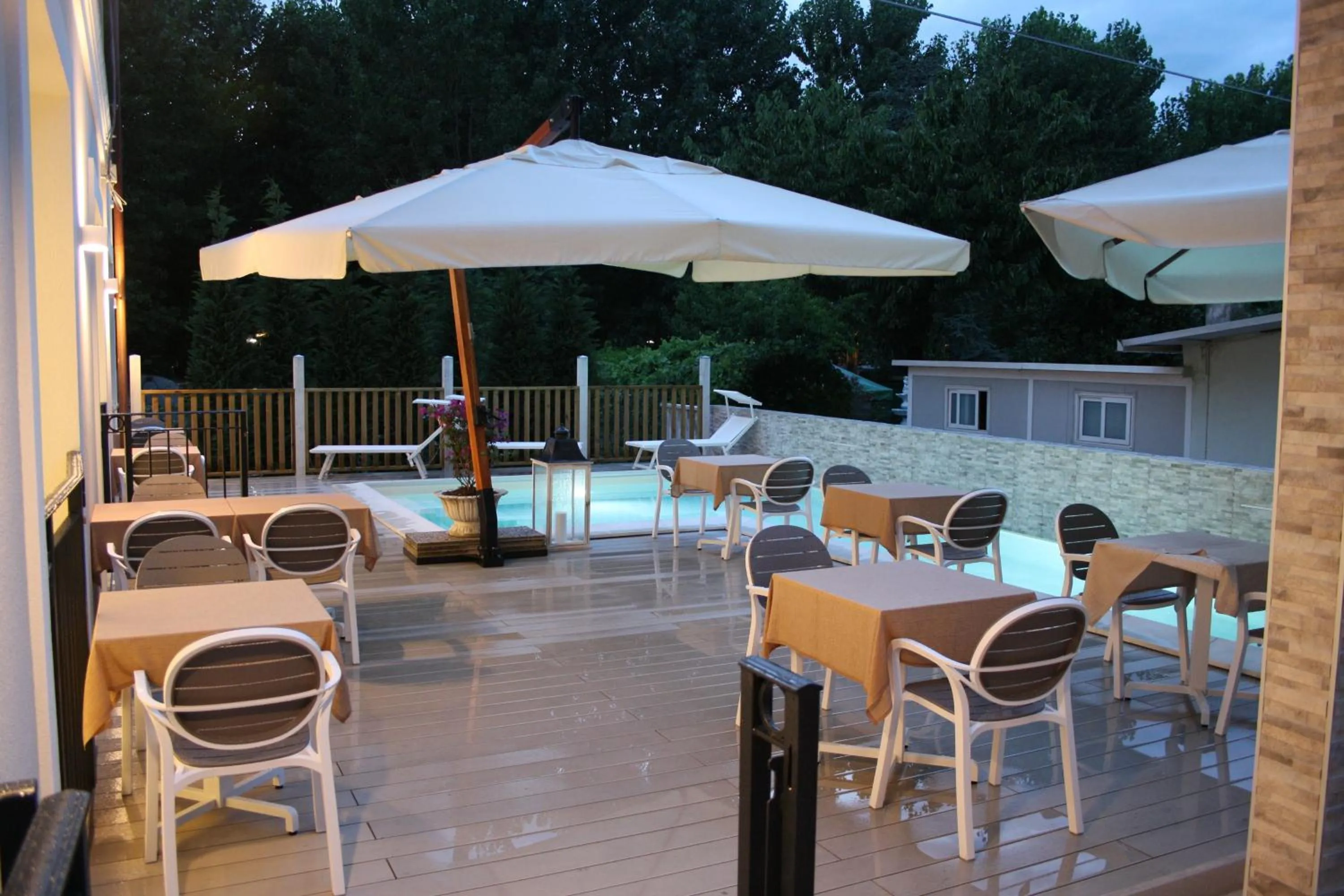 Restaurant/places to eat in Rimini Suite Hotel