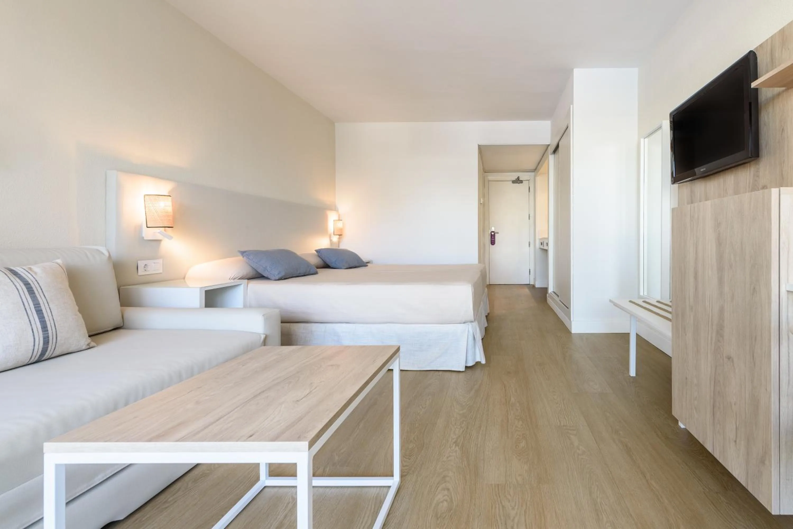 Bedroom, Bed in FERGUS Club Palmanova Park