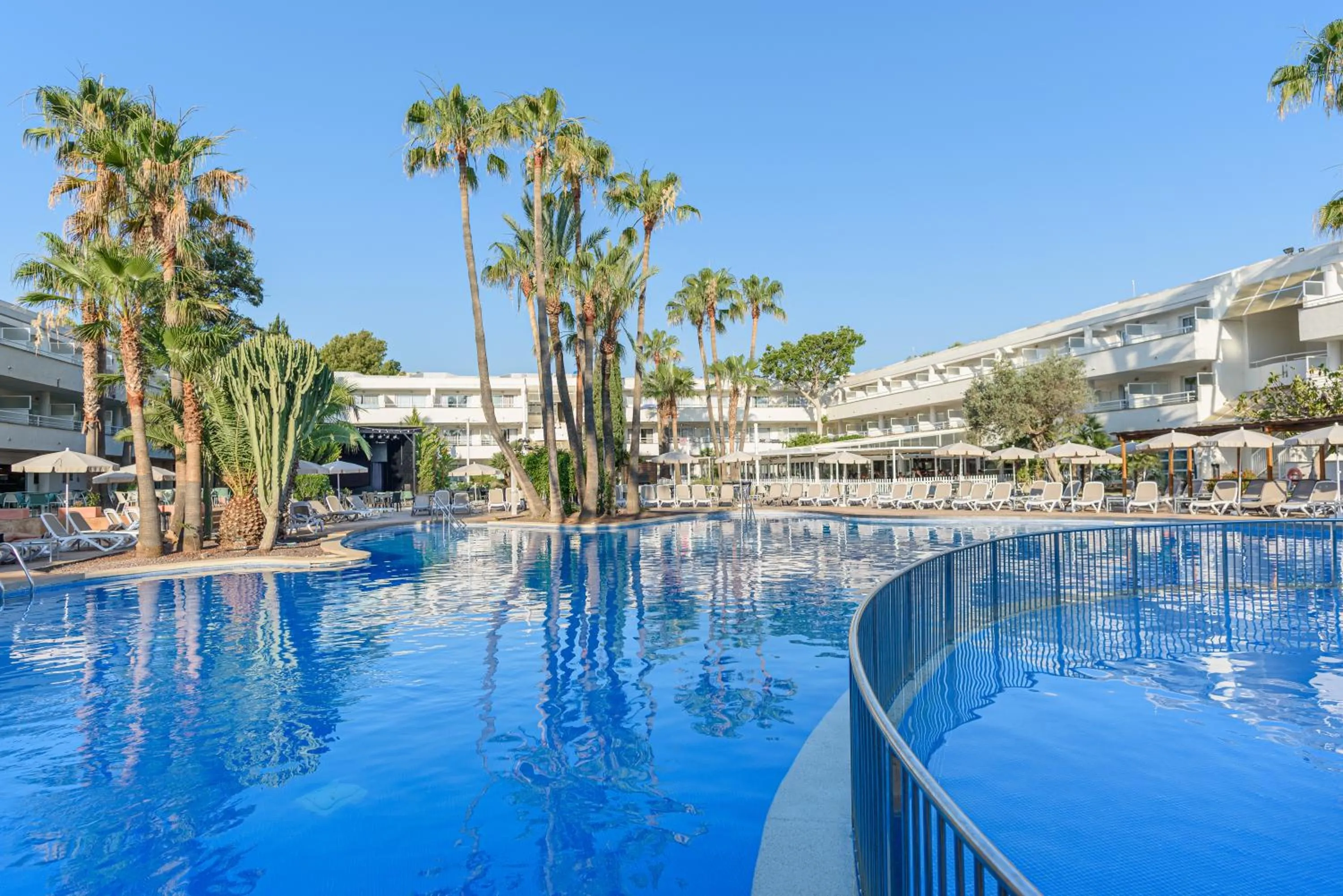 Swimming pool in FERGUS Club Palmanova Park