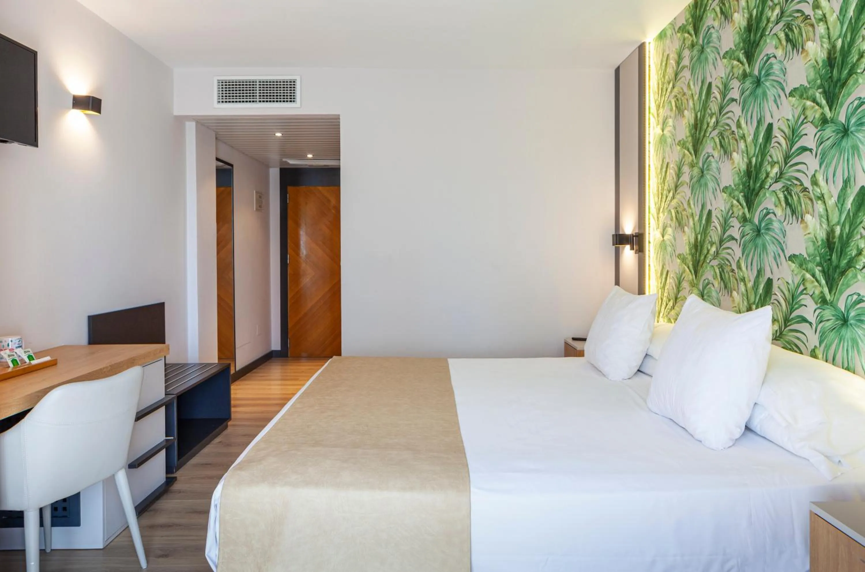 Bedroom, Bed in Hotel La Laguna Spa & Golf