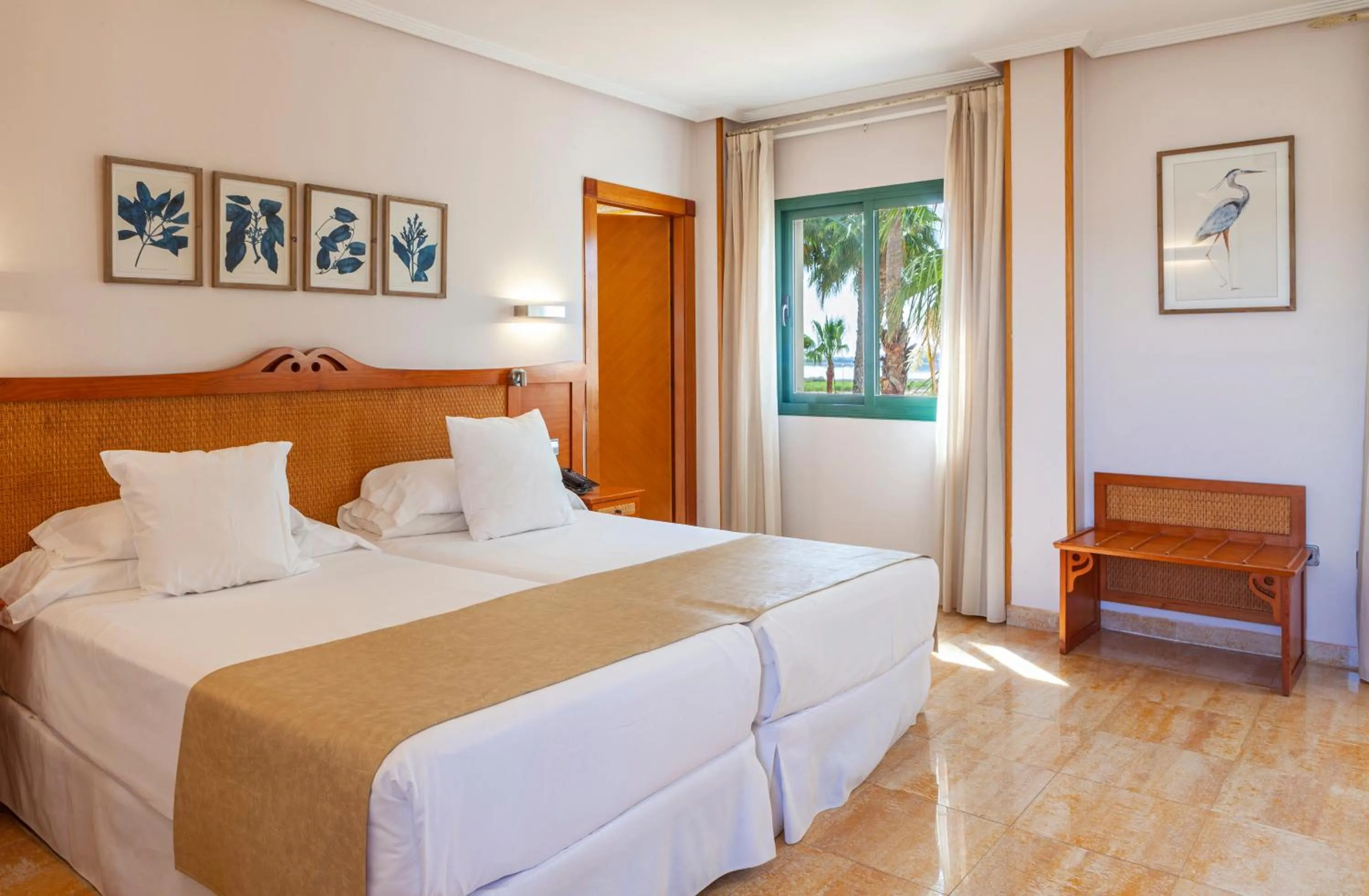 Bedroom, Bed in Hotel La Laguna Spa & Golf