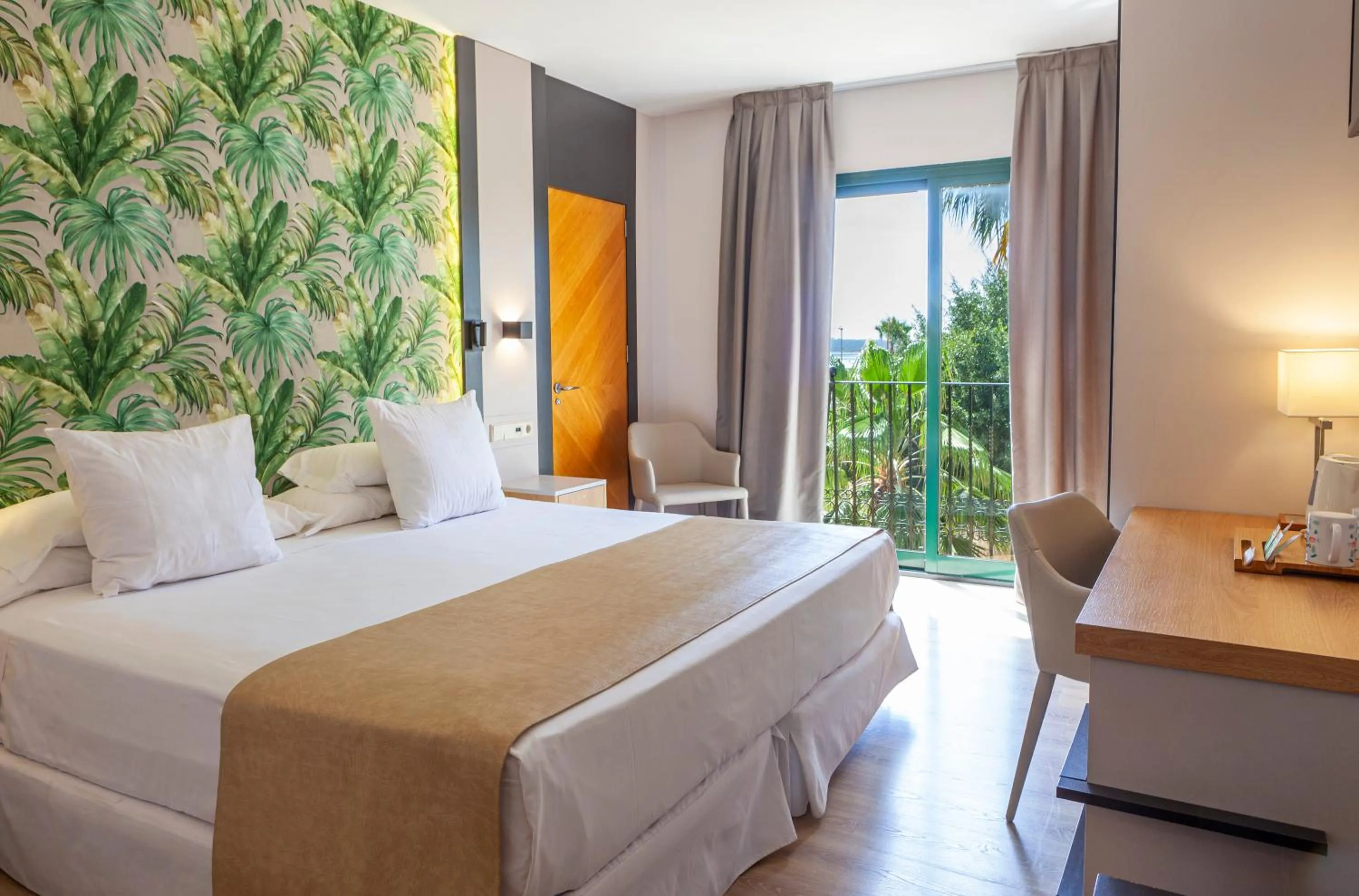 Bedroom, Bed in Hotel La Laguna Spa & Golf