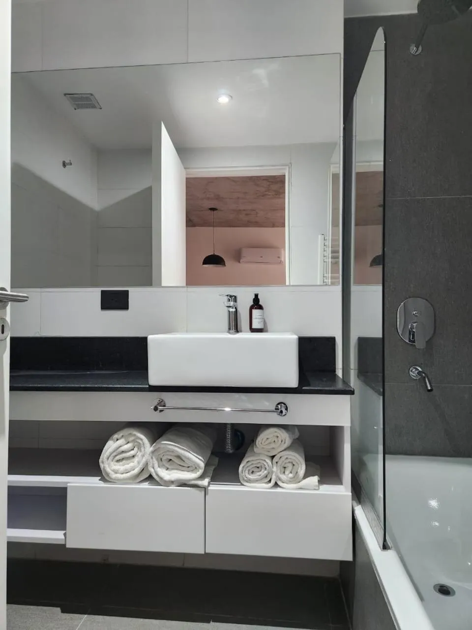 Shower in Loi Flats Neuquen, Edificio Talero