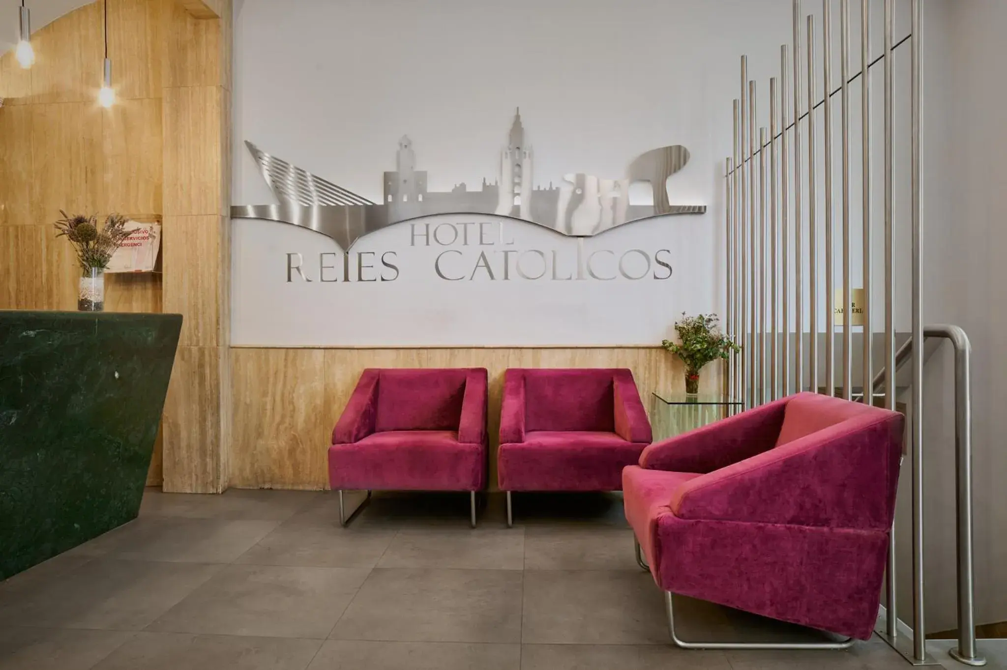 Property building in Reyes Católicos Property building in Reyes Católicos