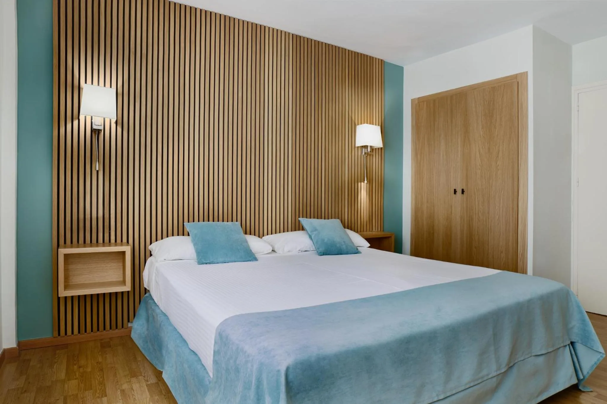 Bed in Reyes Católicos