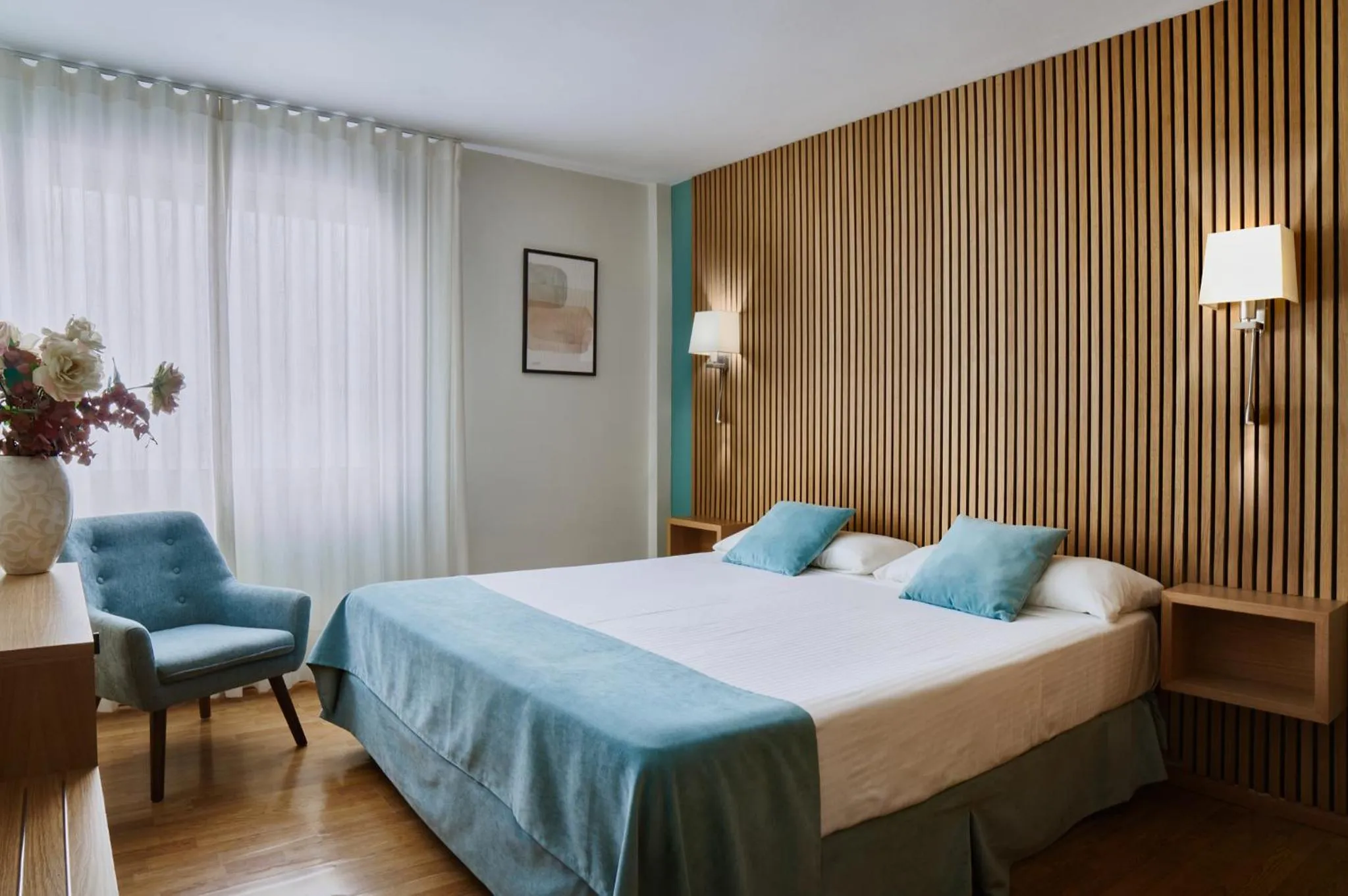 Photo of the whole room, Bed in Reyes Católicos