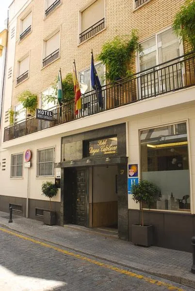 Facade/entrance in Reyes Católicos