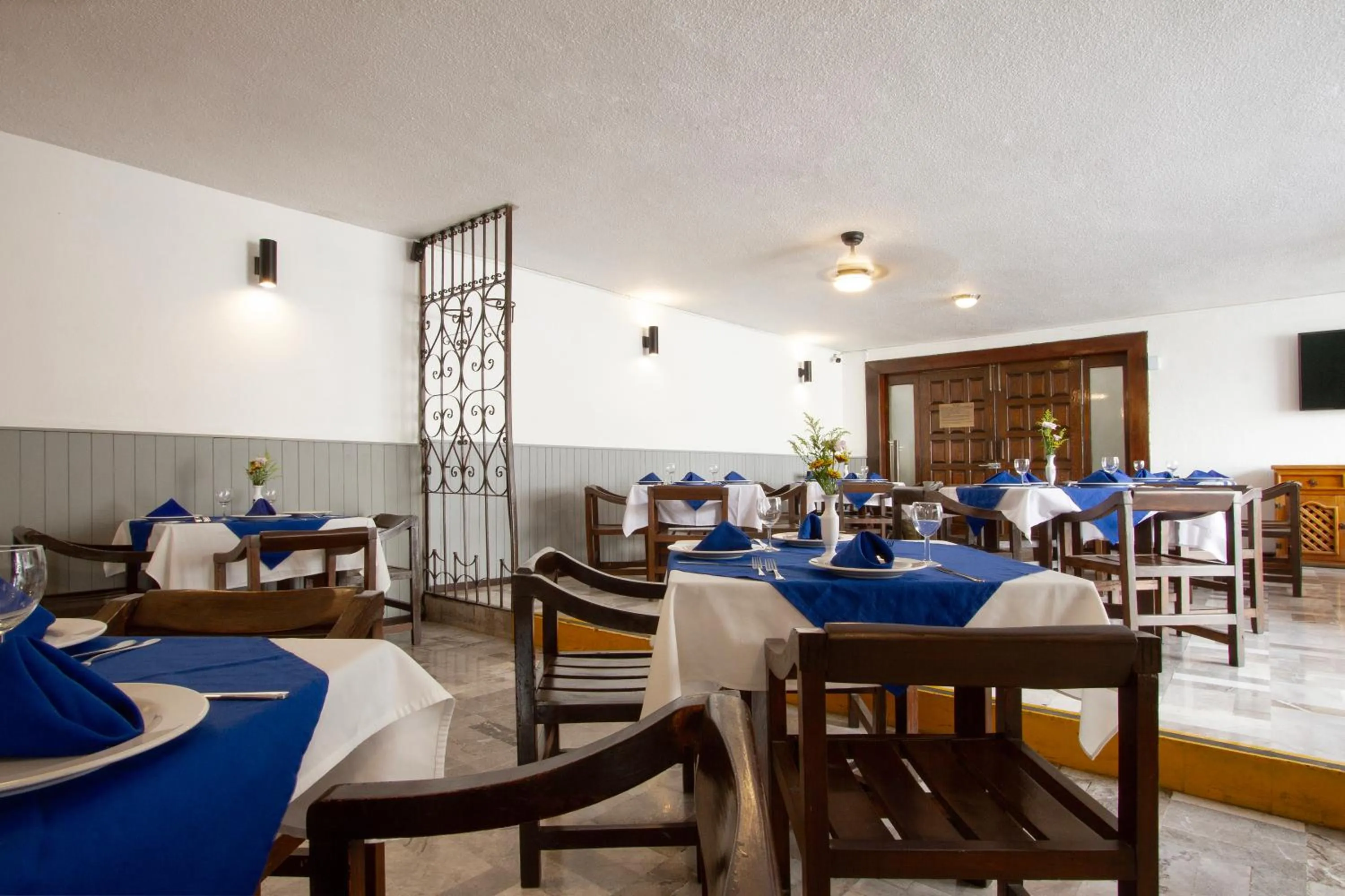 Restaurant/places to eat in Hotel Bedd Express Querétaro
