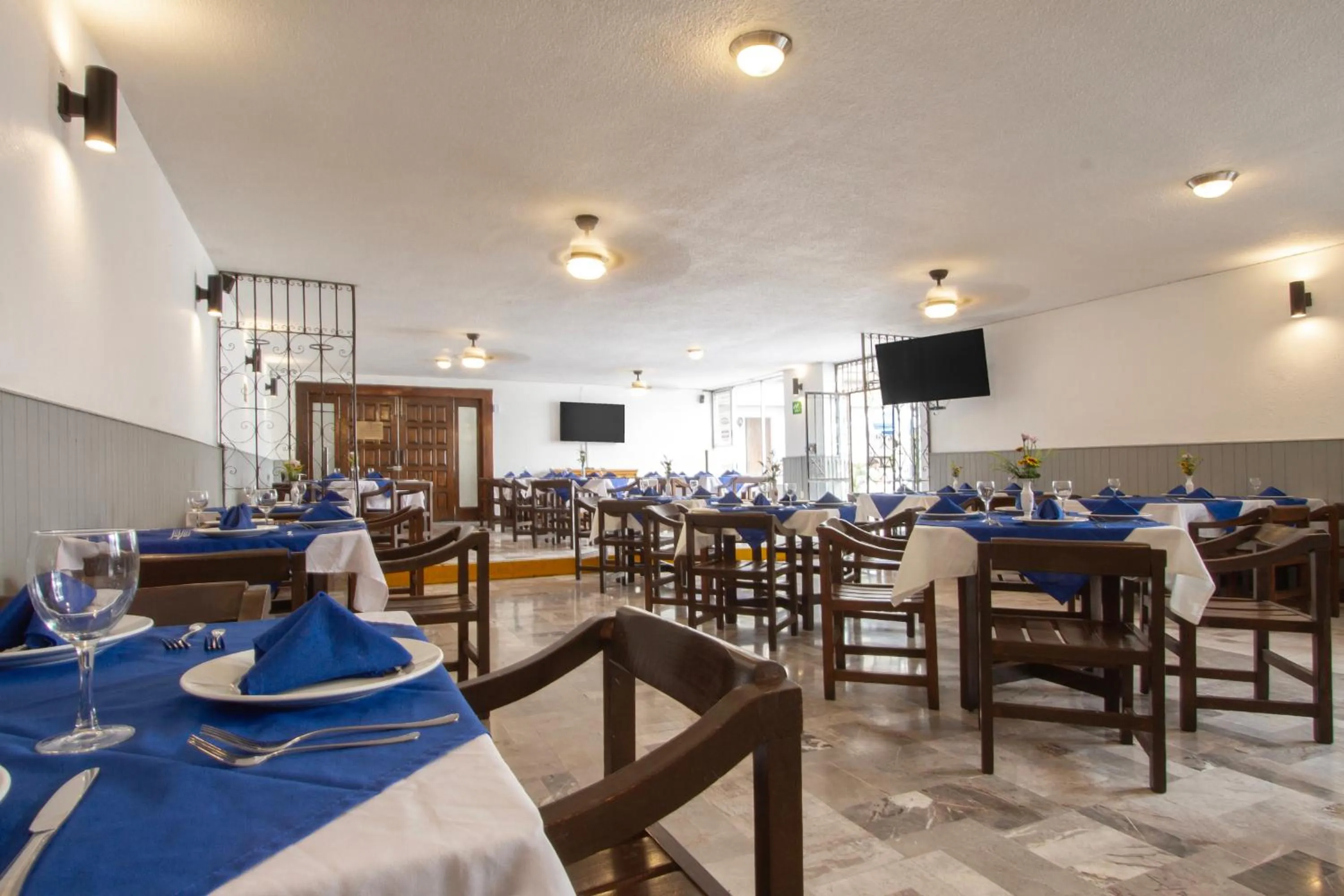 Restaurant/places to eat in Hotel Bedd Express Querétaro