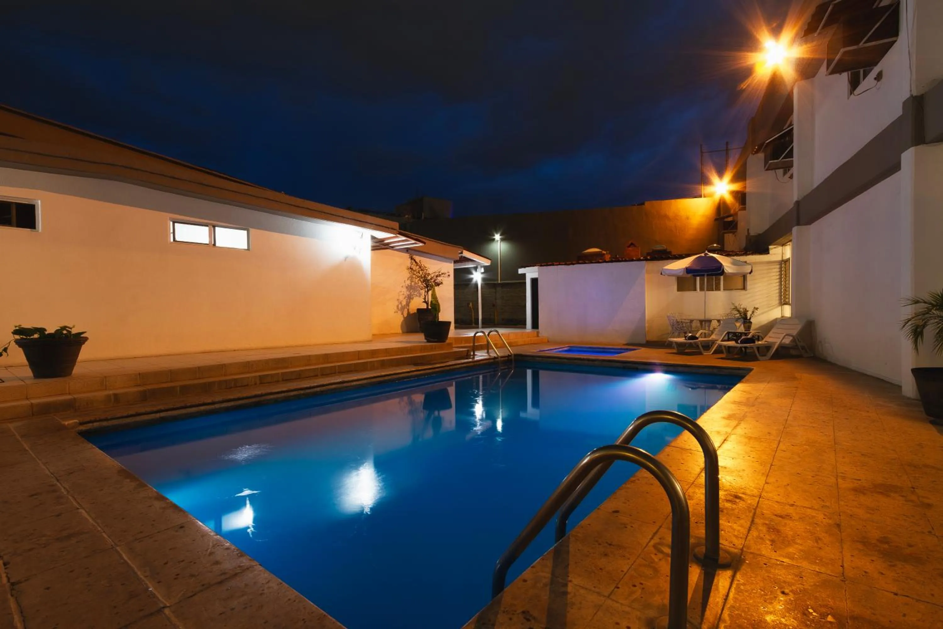 Swimming pool in Hotel Bedd Express Querétaro