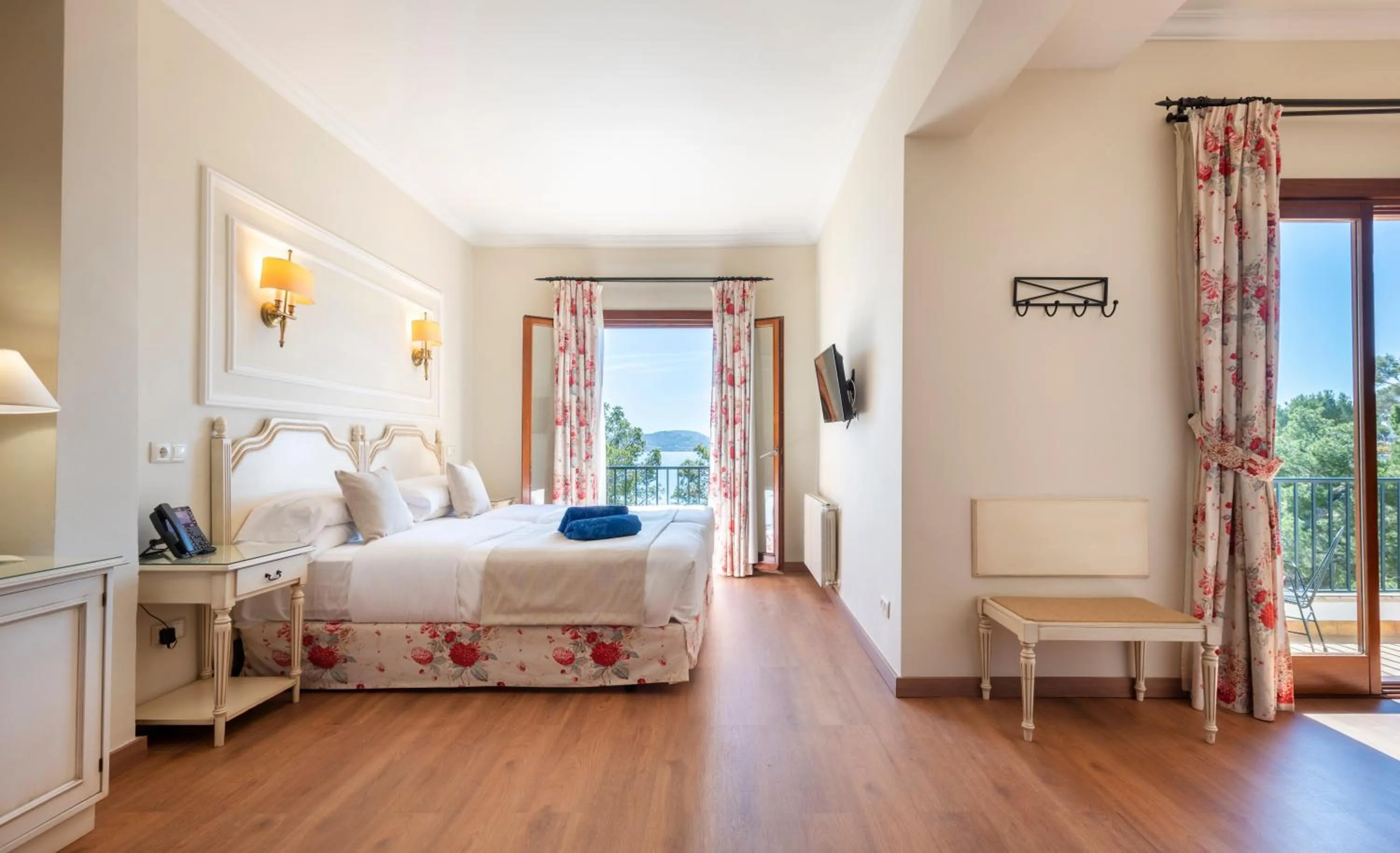 Bedroom, Bed in Hotel Cala Fornells