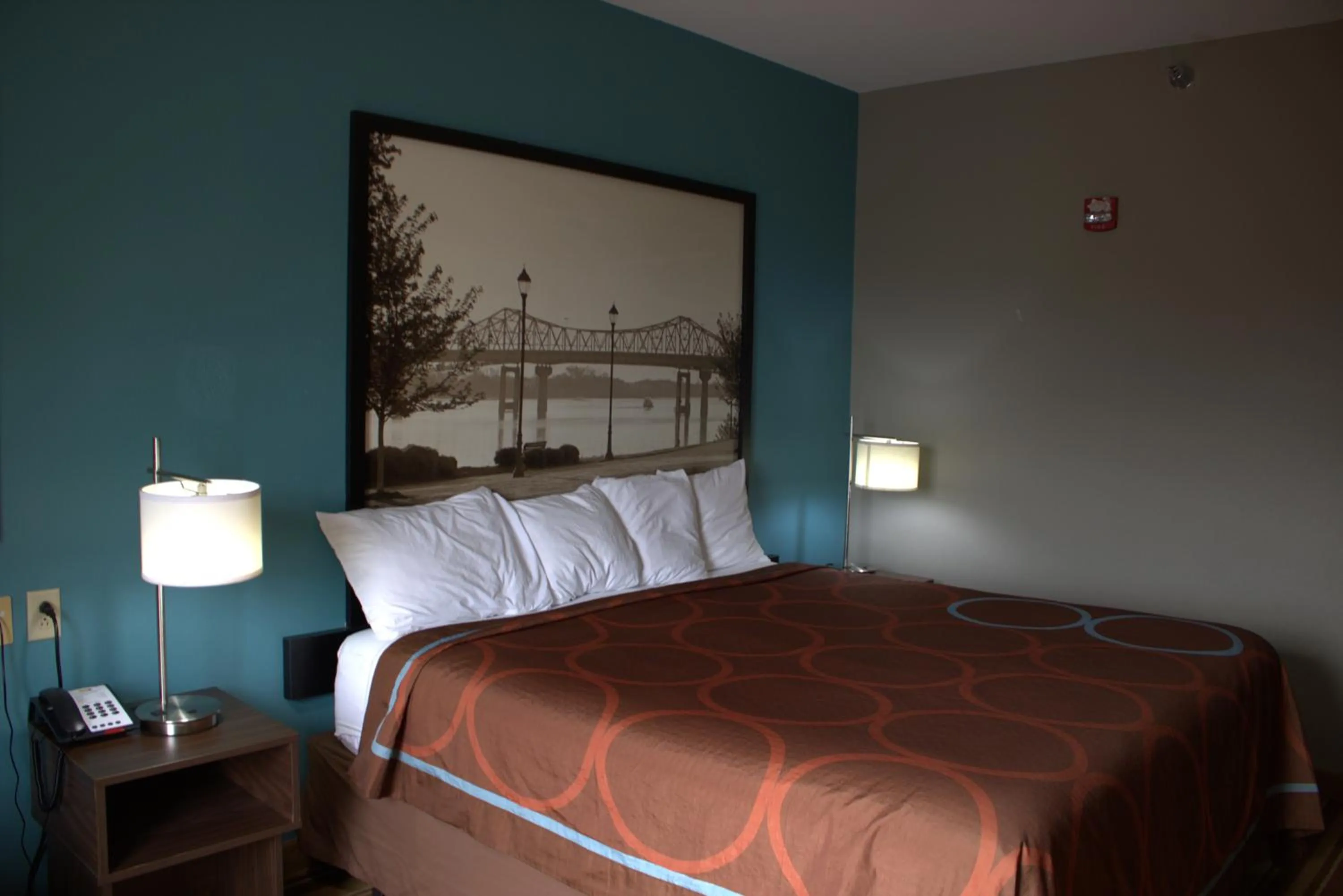 Photo of the whole room, Bed in Super 8 by Wyndham Rainsville