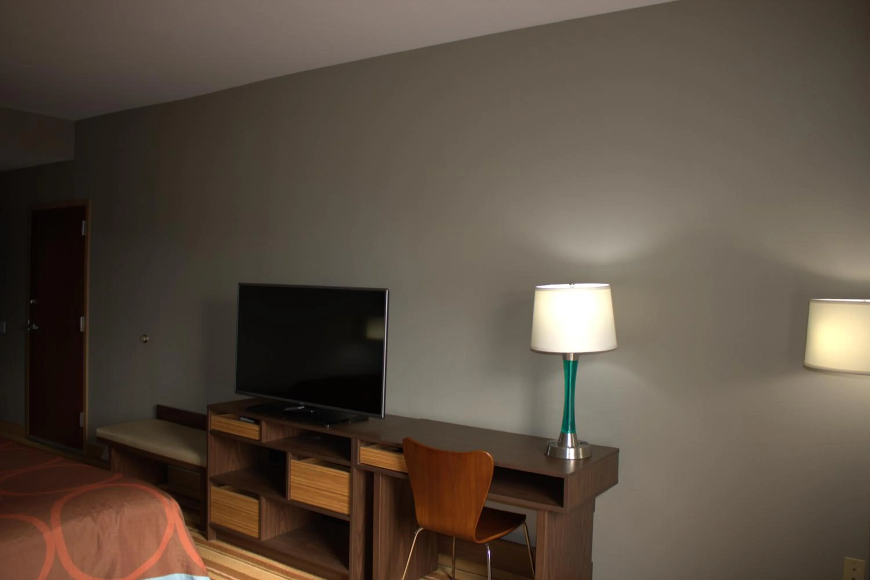 TV and multimedia in Super 8 by Wyndham Rainsville