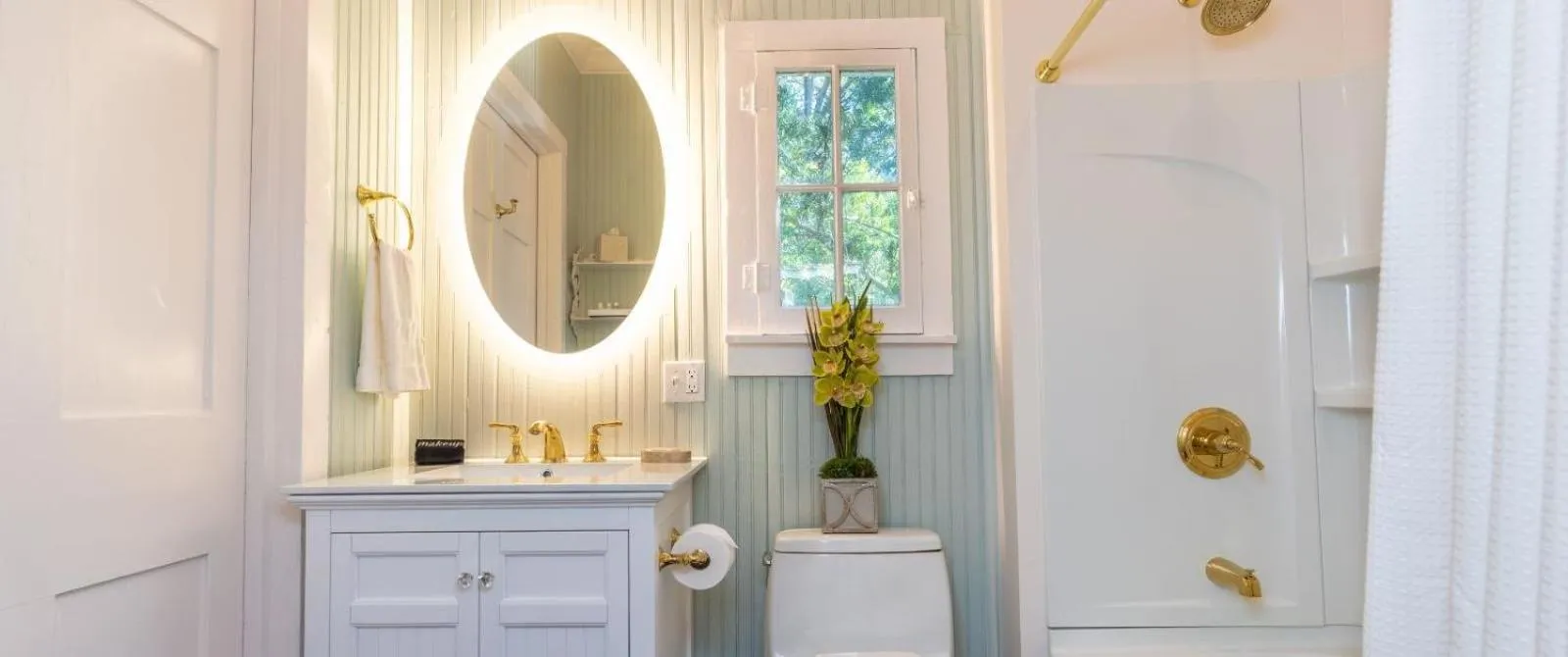 Bathroom in Linden - A Historic Bed and Breakfast