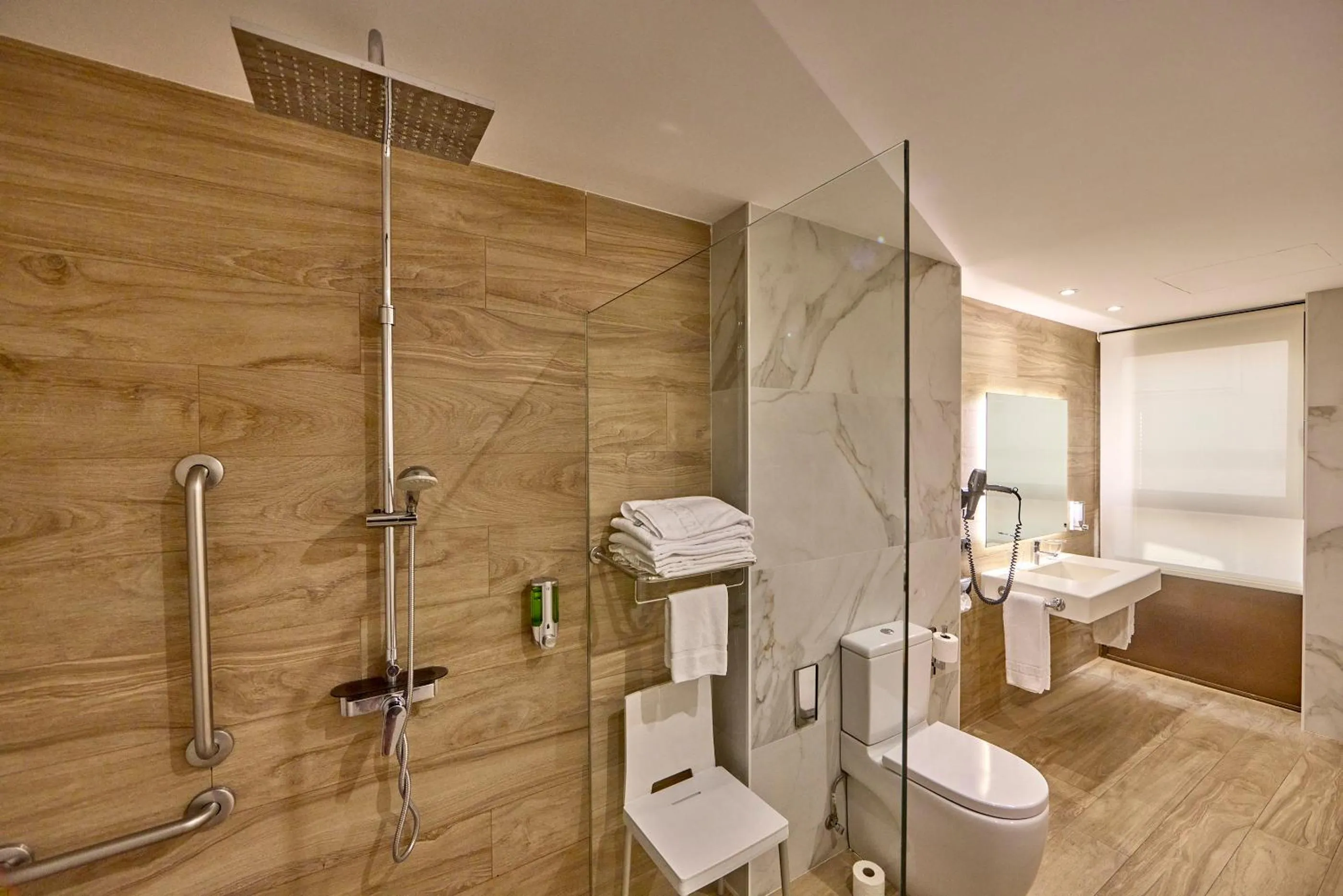 Shower in Civis Jaime I