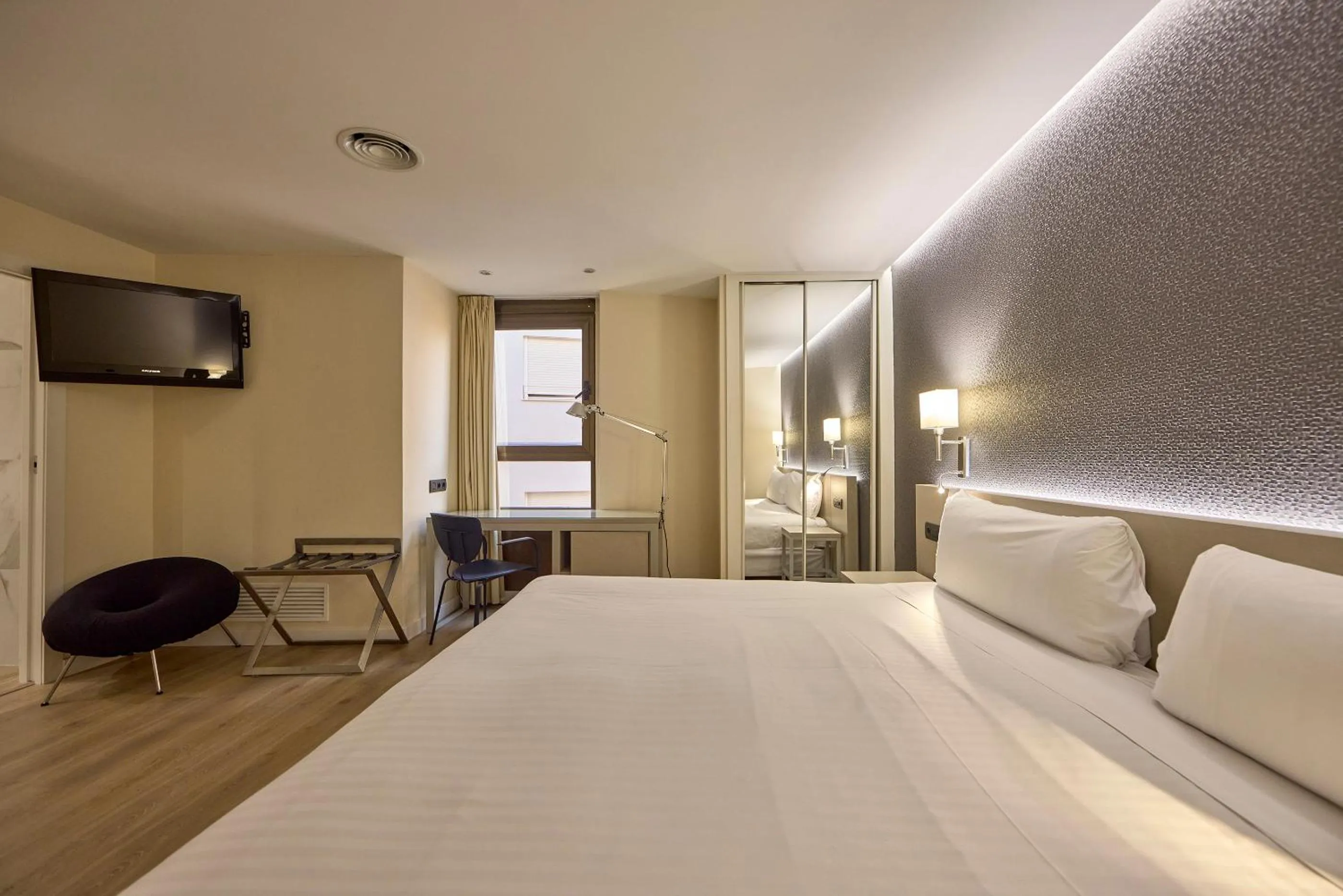 Photo of the whole room, Bed in Civis Jaime I