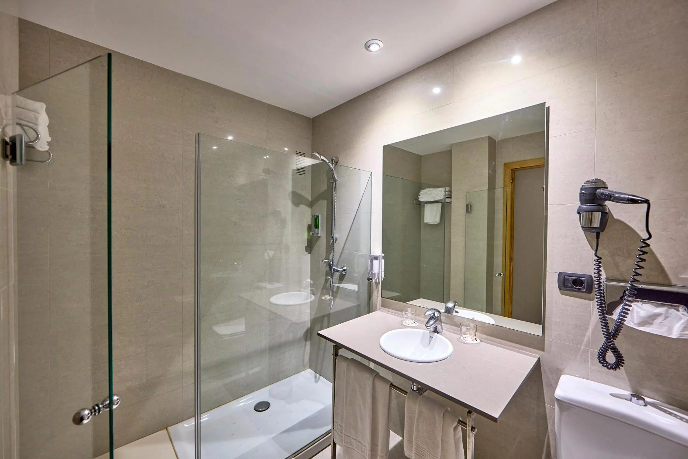 Shower in Civis Jaime I