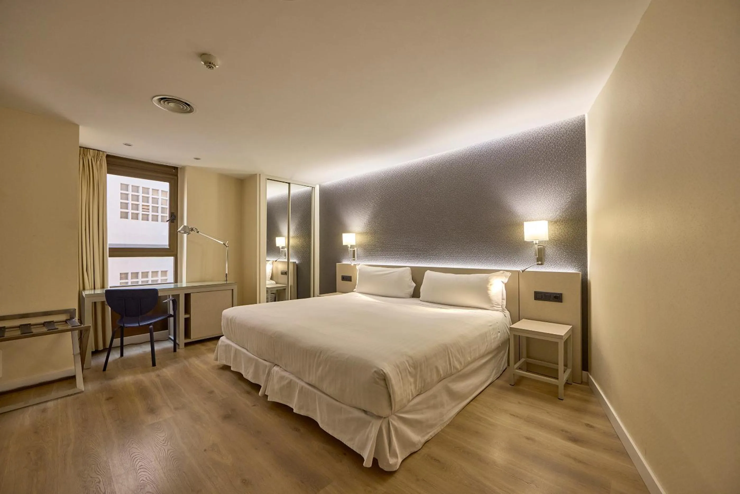 Photo of the whole room, Bed in Civis Jaime I