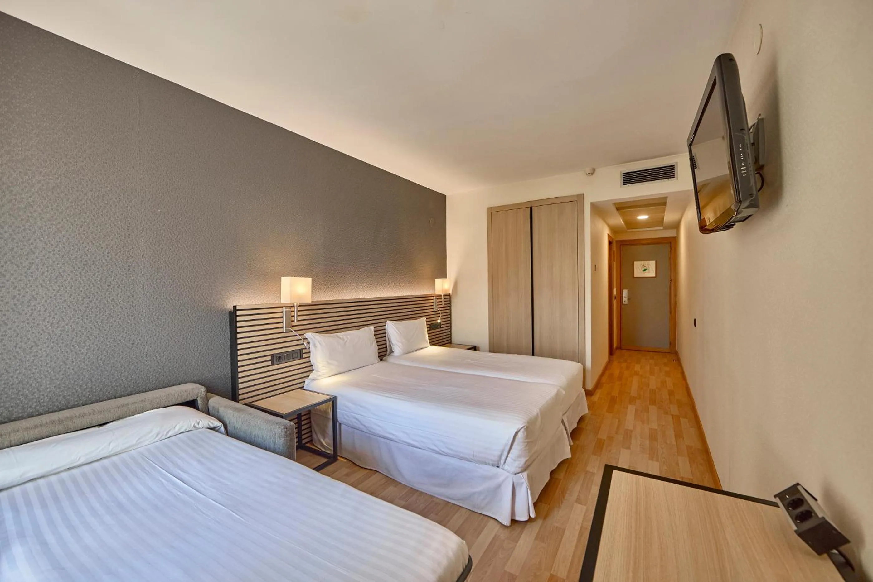 Photo of the whole room, Bed in Civis Jaime I